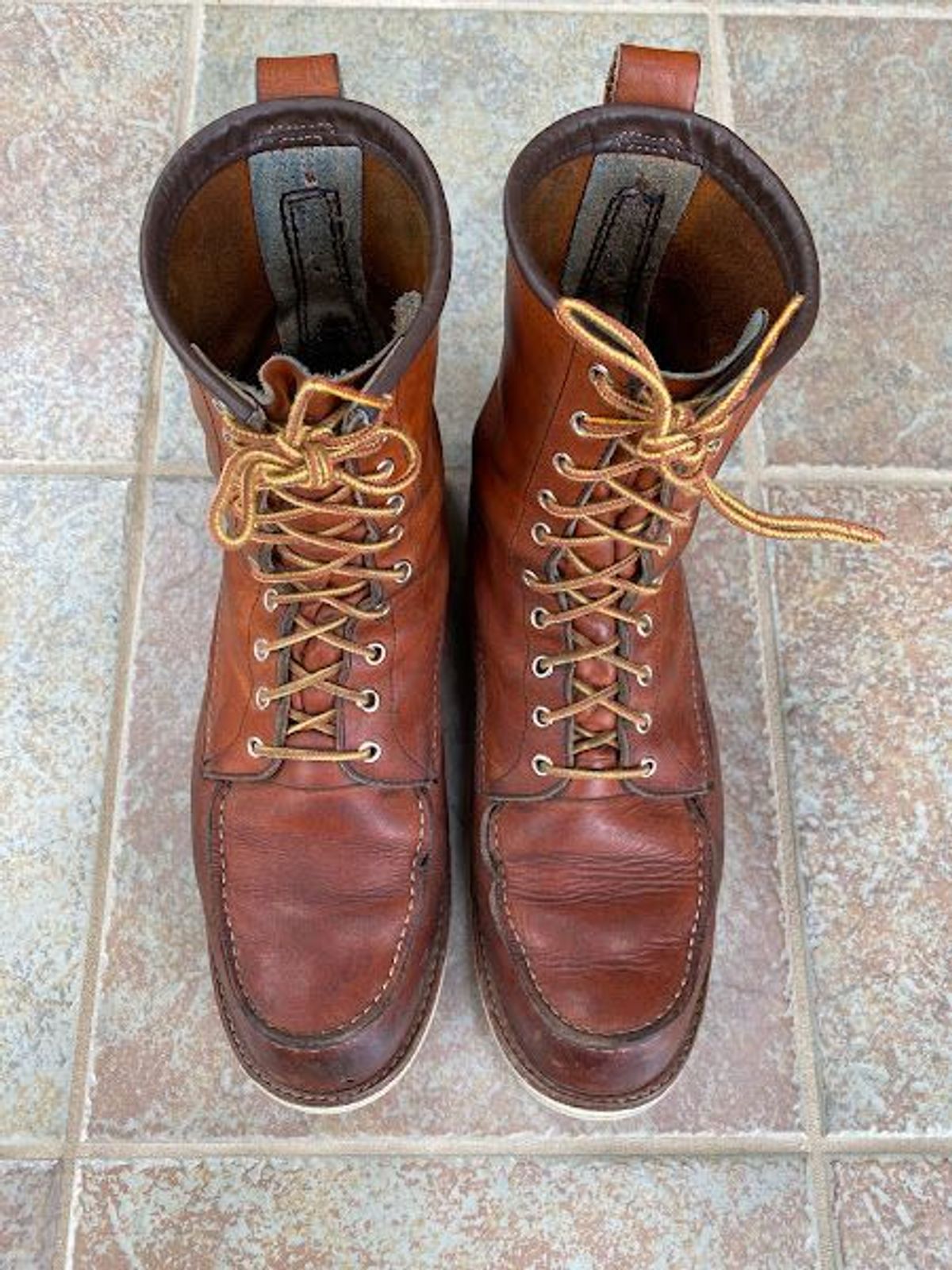 Photo by patinathunderdome on April 5, 2022 of the Red Wing 8-Inch Classic Moc in S.B. Foot Oro-Iginal.