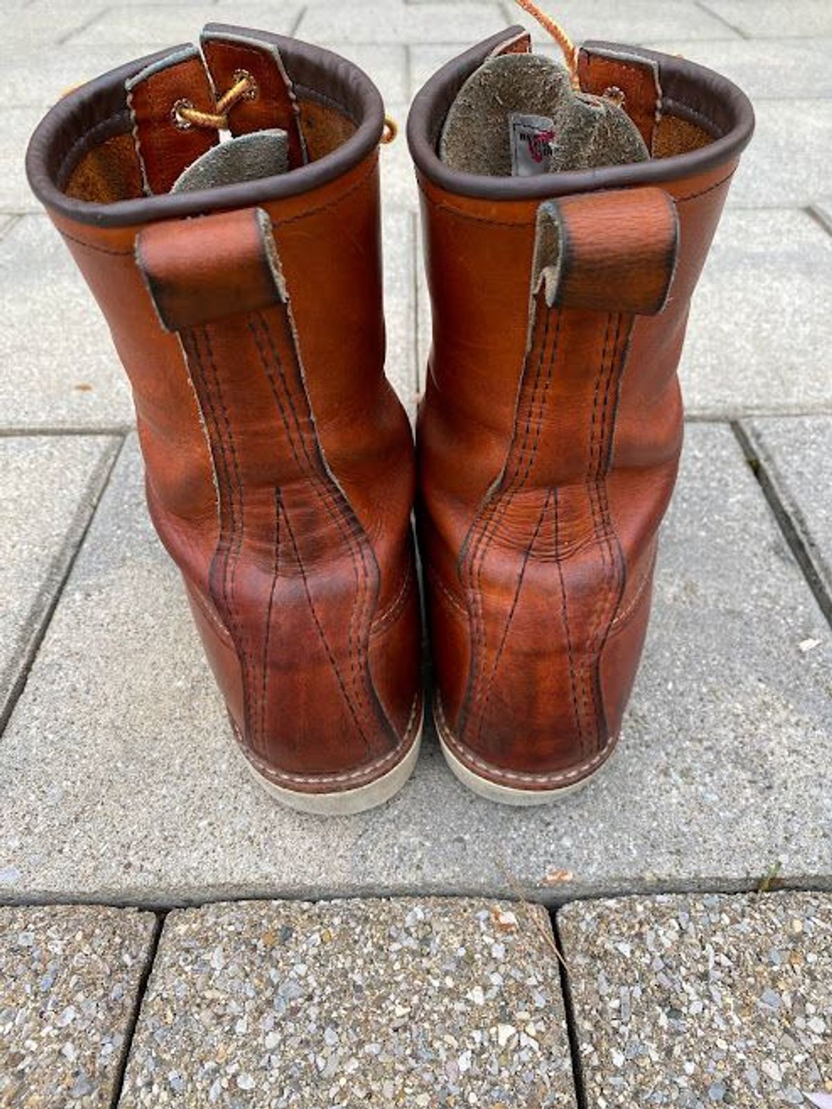 Photo by patinathunderdome on May 6, 2022 of the Red Wing 8-Inch Classic Moc in S.B. Foot Oro-Iginal.