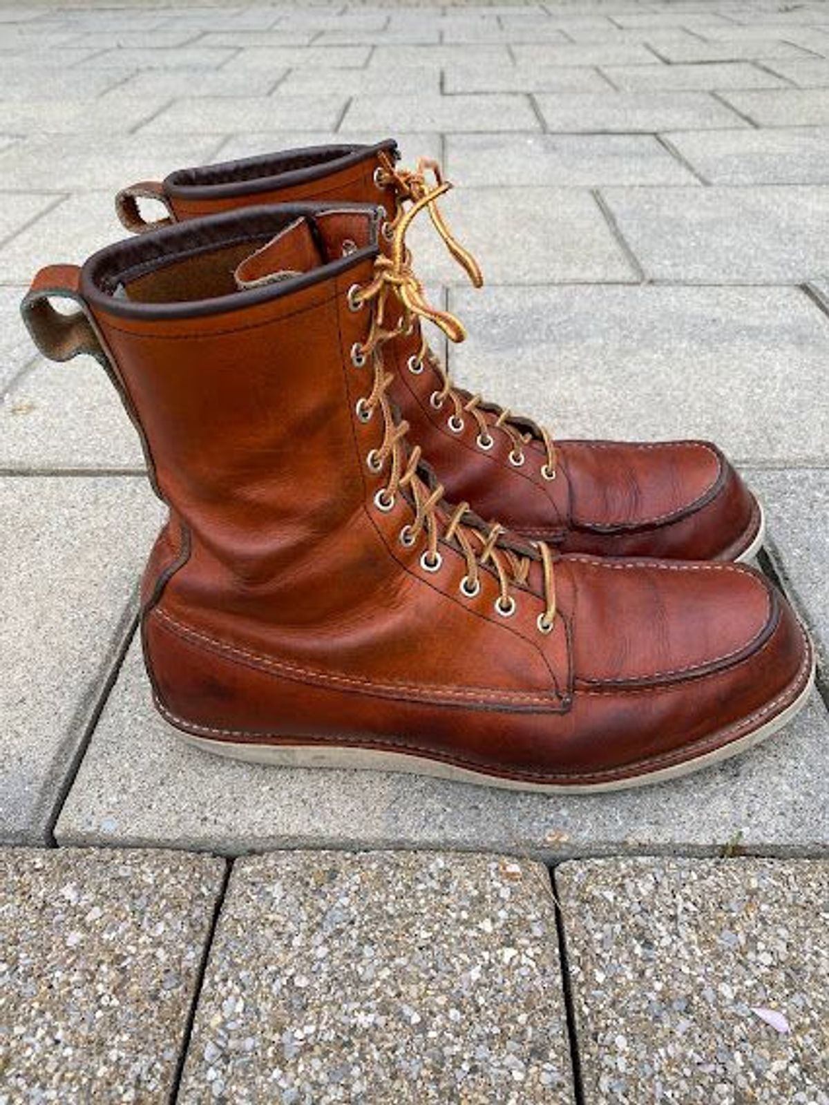 Photo by patinathunderdome on May 6, 2022 of the Red Wing 8-Inch Classic Moc in S.B. Foot Oro-Iginal.