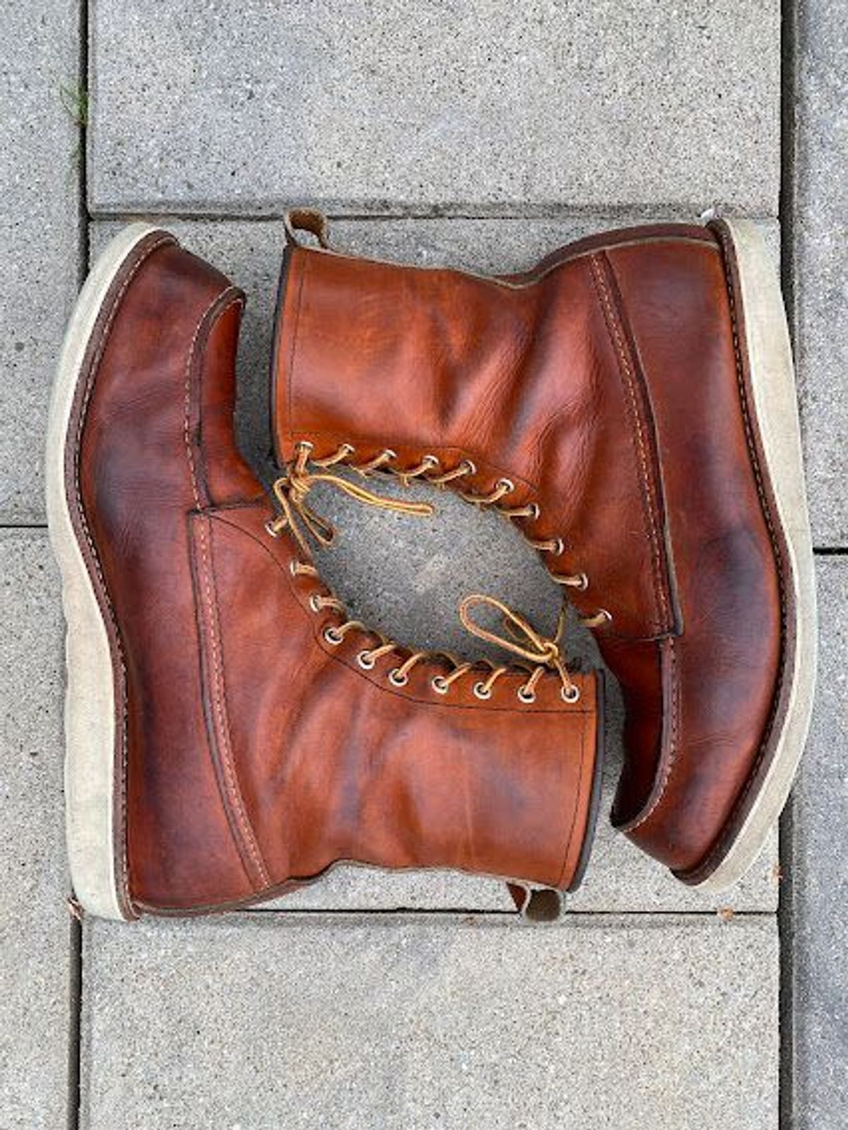 Photo by patinathunderdome on May 6, 2022 of the Red Wing 8-Inch Classic Moc in S.B. Foot Oro-Iginal.