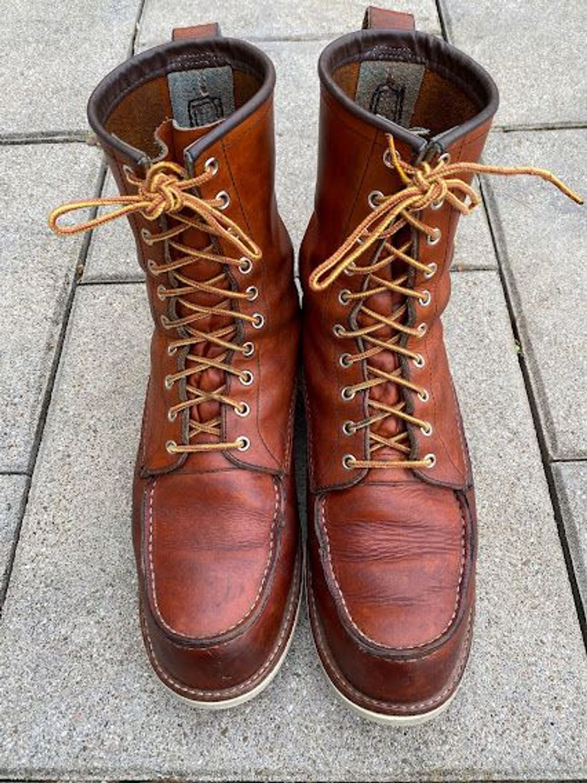 Photo by patinathunderdome on May 6, 2022 of the Red Wing 8-Inch Classic Moc in S.B. Foot Oro-Iginal.