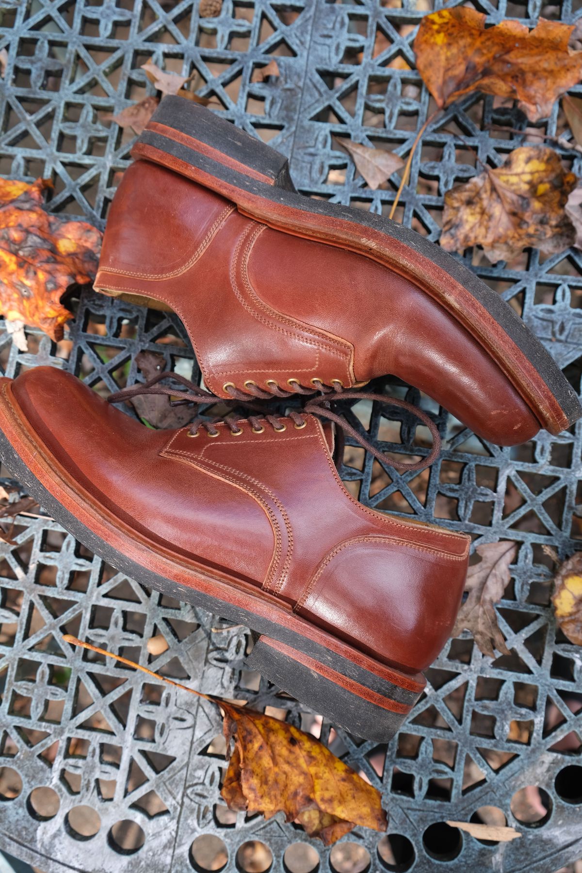 Photo by patinathunderdome on November 3, 2021 of the Sagara x Stitchdown Bandung Derby in Conceria Cloe Mahogany Horsebutt.