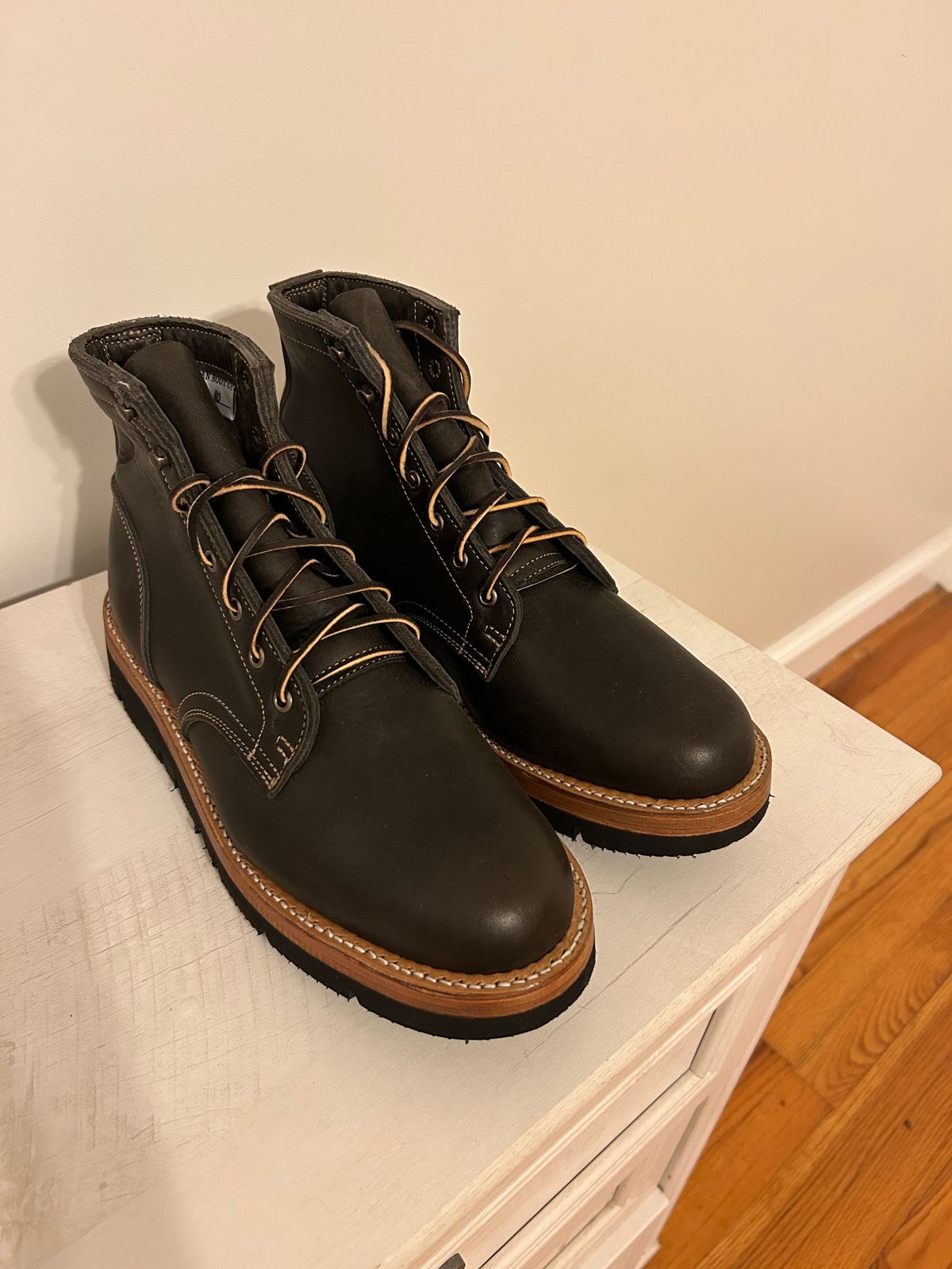 Photo by patinathunderdome on September 26, 2023 of the Truman Service Boot in Seidel Charcoal Grizzly.