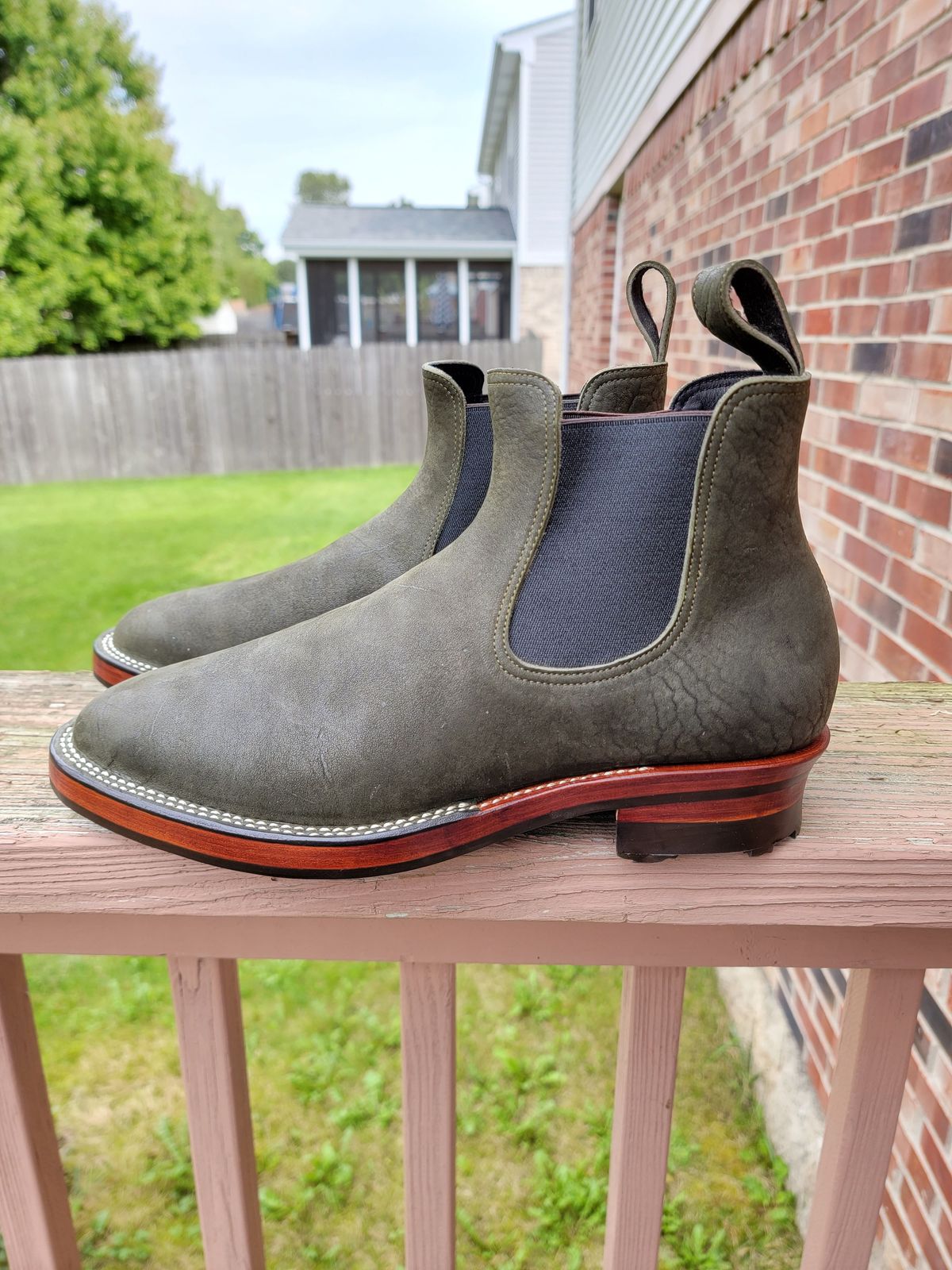 Photo by patinathunderdome on October 4, 2021 of the Benzein The Seventh Chelsea Boot in Shinki Olive Shrunken Horsebutt.
