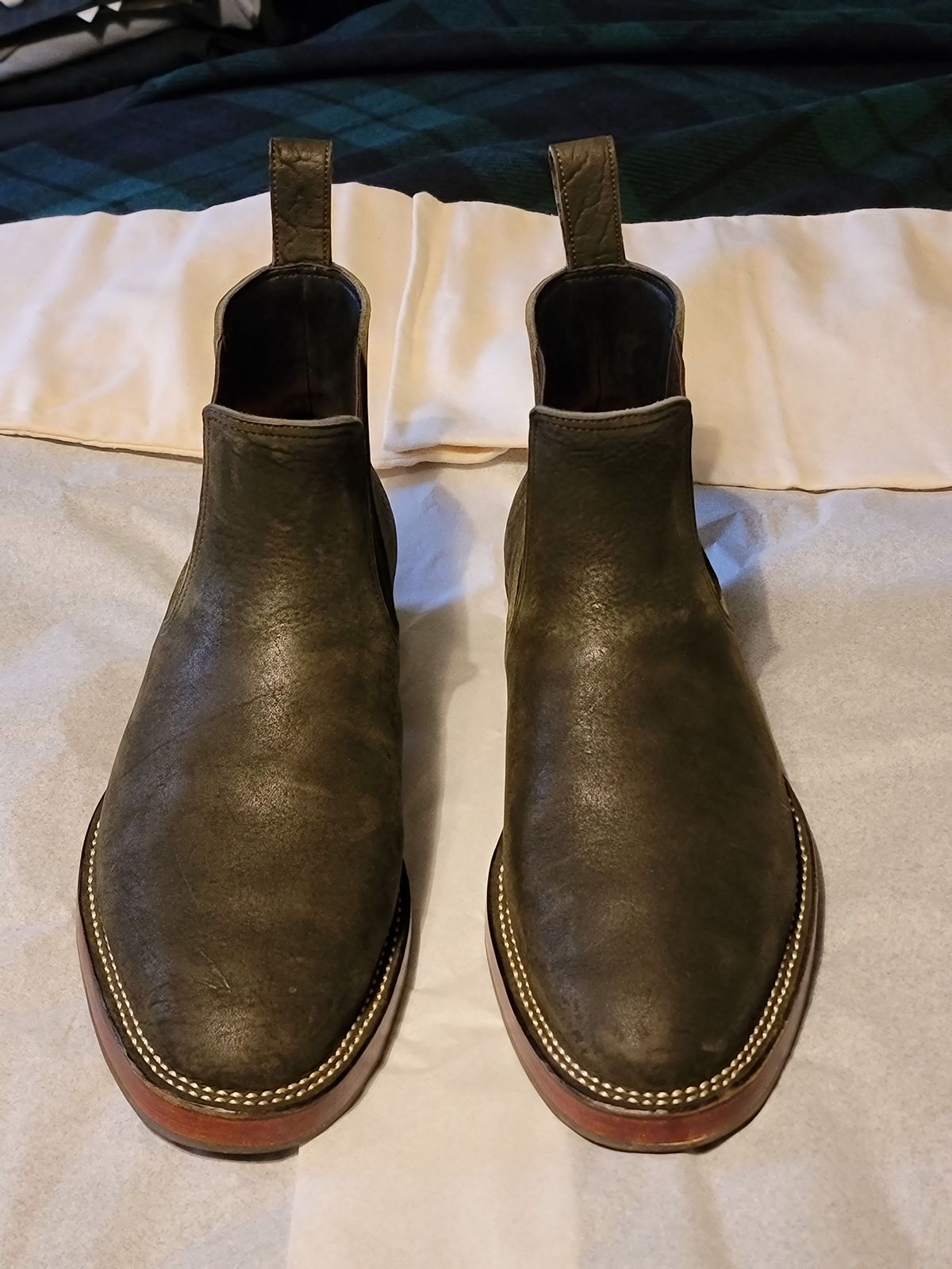 Photo by patinathunderdome on November 5, 2021 of the Benzein The Seventh Chelsea Boot in Shinki Olive Shrunken Horsebutt.
