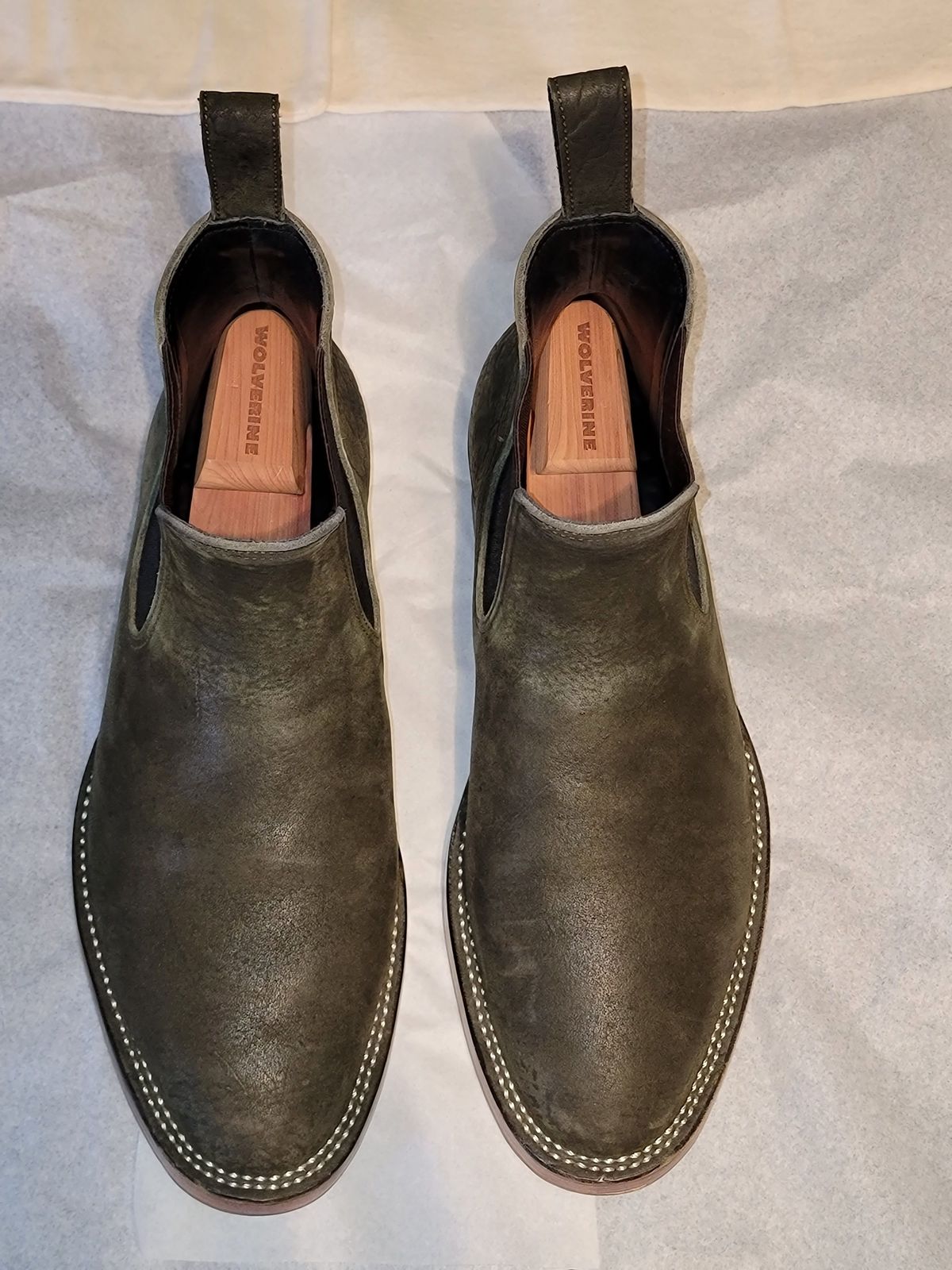 Photo by patinathunderdome on November 5, 2021 of the Benzein The Seventh Chelsea Boot in Shinki Olive Shrunken Horsebutt.
