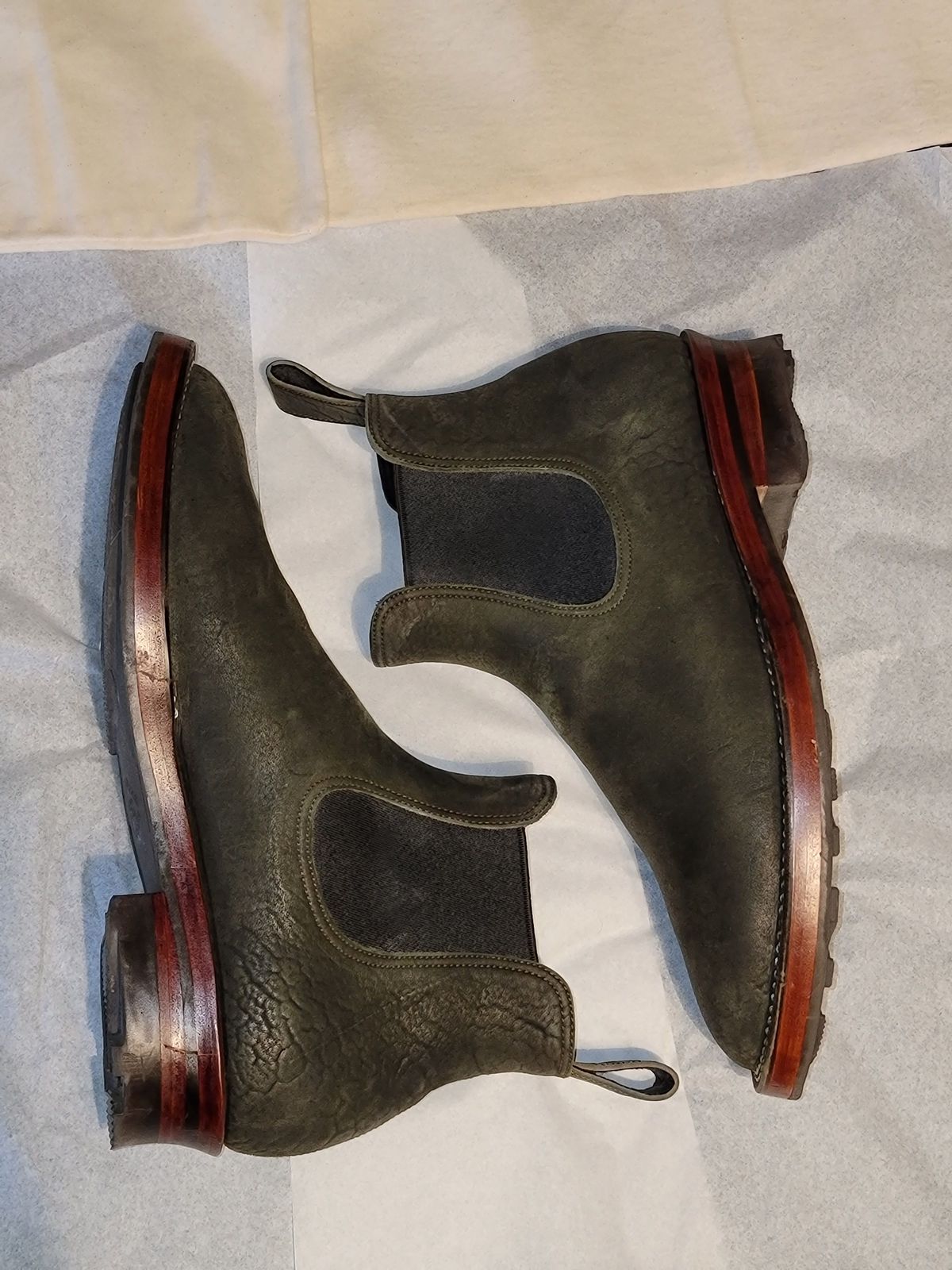 Photo by patinathunderdome on November 5, 2021 of the Benzein The Seventh Chelsea Boot in Shinki Olive Shrunken Horsebutt.