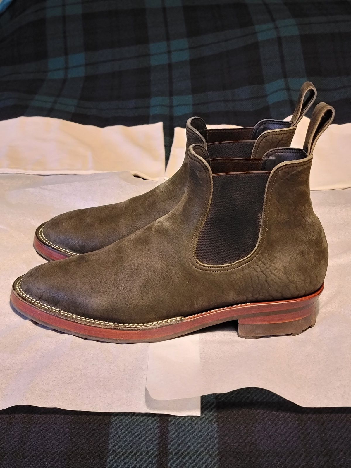 Photo by patinathunderdome on November 5, 2021 of the Benzein The Seventh Chelsea Boot in Shinki Olive Shrunken Horsebutt.