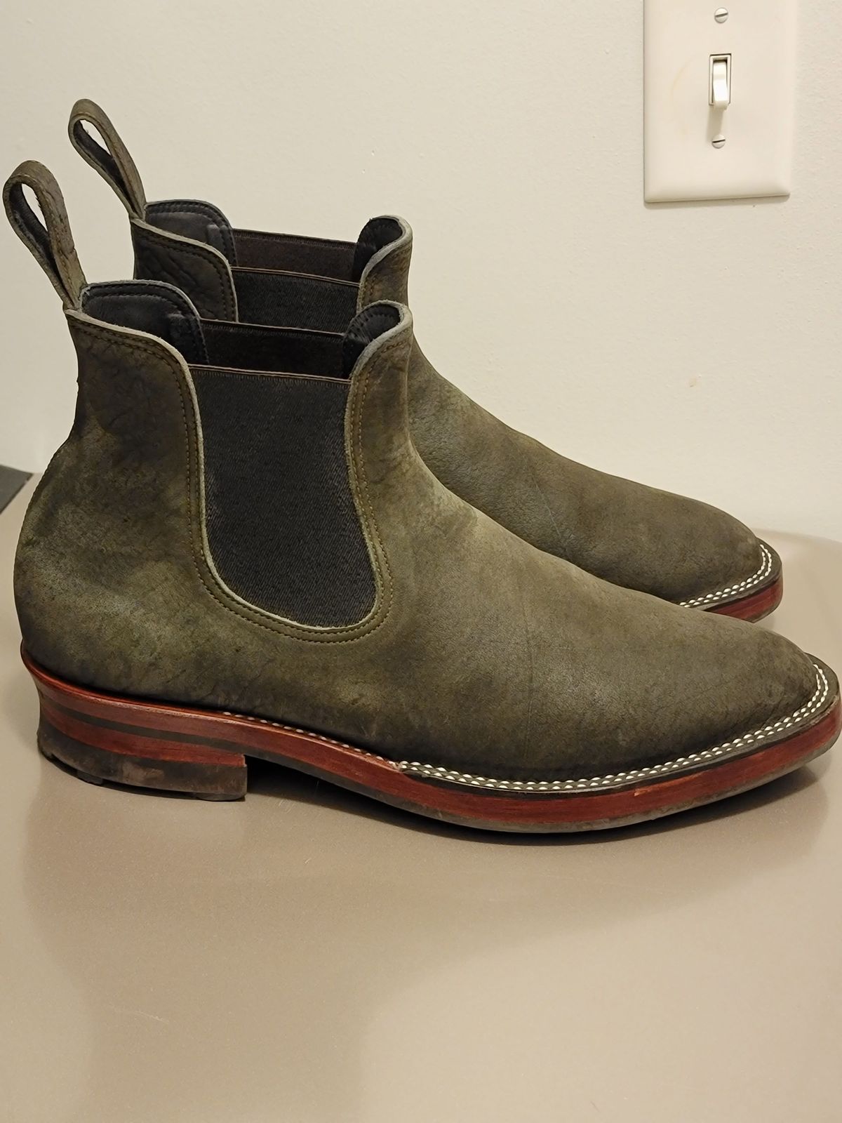 Photo by patinathunderdome on November 5, 2021 of the Benzein The Seventh Chelsea Boot in Shinki Olive Shrunken Horsebutt.