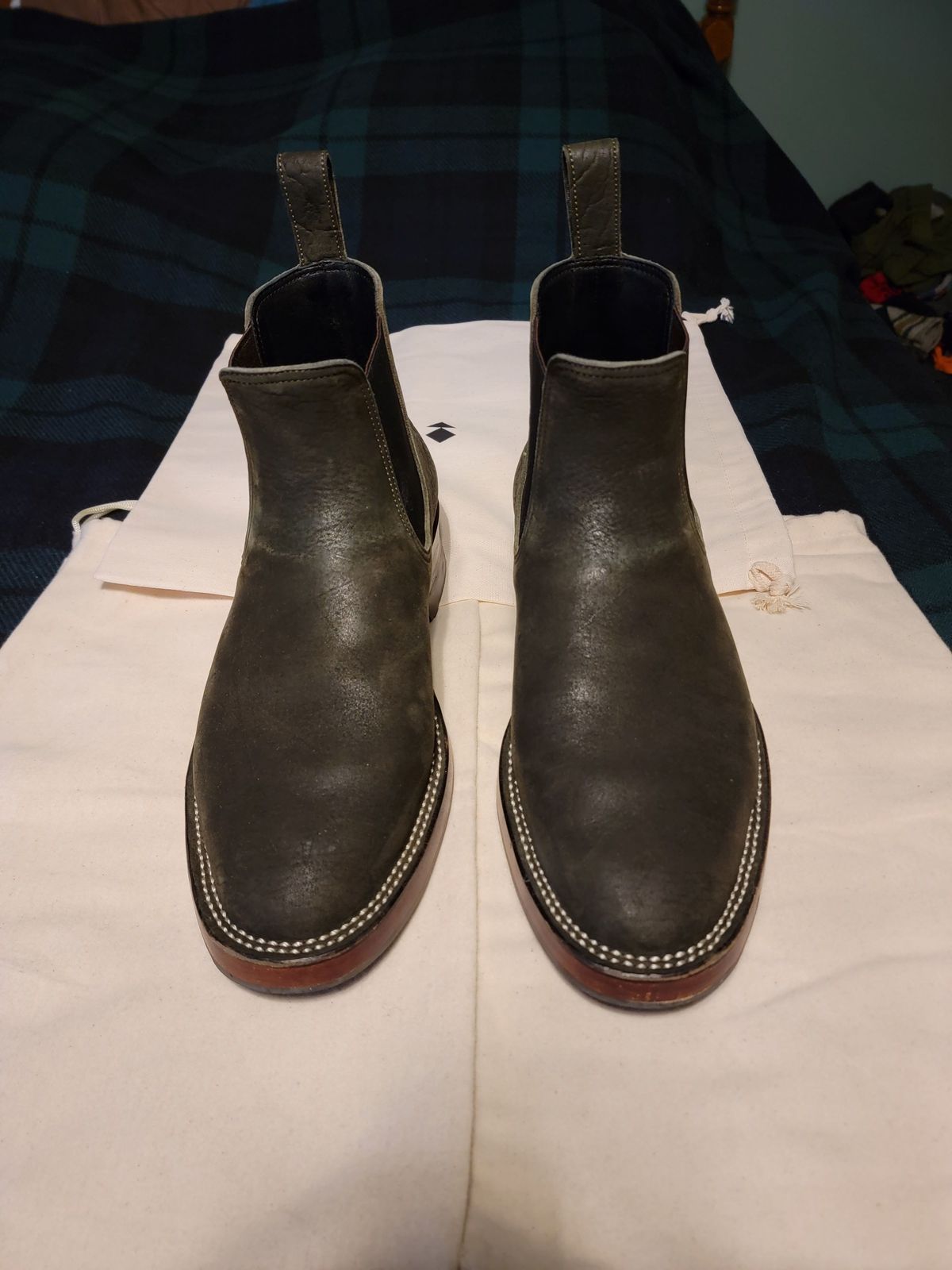 Photo by patinathunderdome on December 5, 2021 of the Benzein The Seventh Chelsea Boot in Shinki Olive Shrunken Horsebutt.