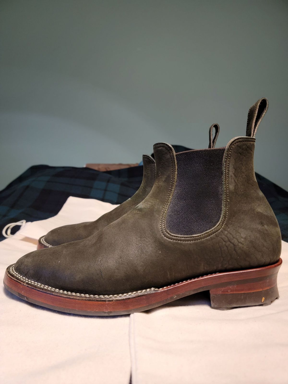 Photo by patinathunderdome on December 5, 2021 of the Benzein The Seventh Chelsea Boot in Shinki Olive Shrunken Horsebutt.