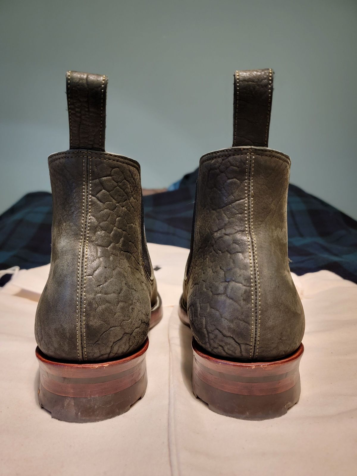 Photo by patinathunderdome on December 5, 2021 of the Benzein The Seventh Chelsea Boot in Shinki Olive Shrunken Horsebutt.