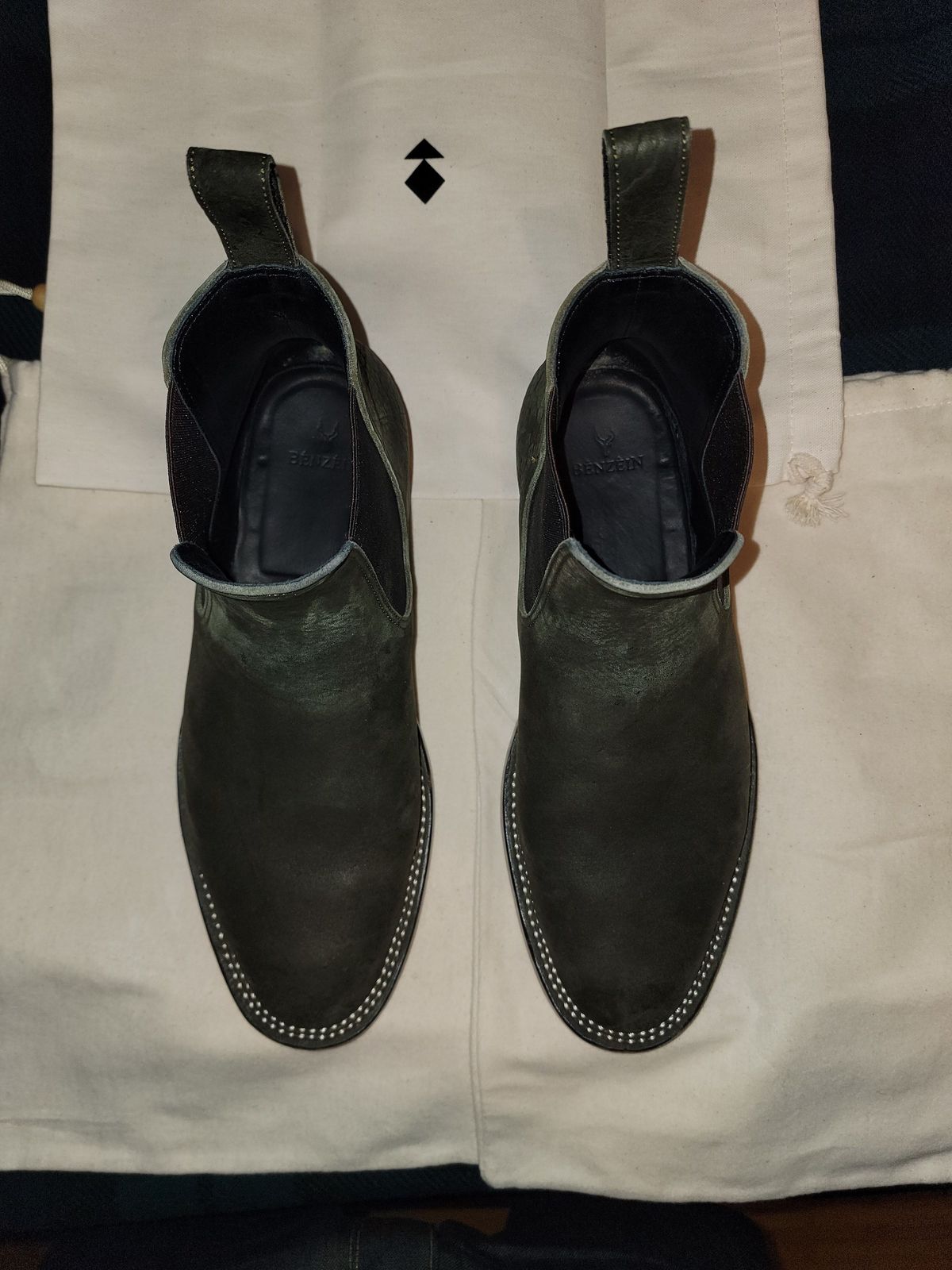 Photo by patinathunderdome on December 5, 2021 of the Benzein The Seventh Chelsea Boot in Shinki Olive Shrunken Horsebutt.