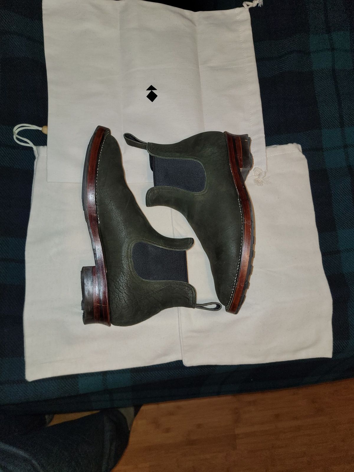 Photo by patinathunderdome on December 5, 2021 of the Benzein The Seventh Chelsea Boot in Shinki Olive Shrunken Horsebutt.