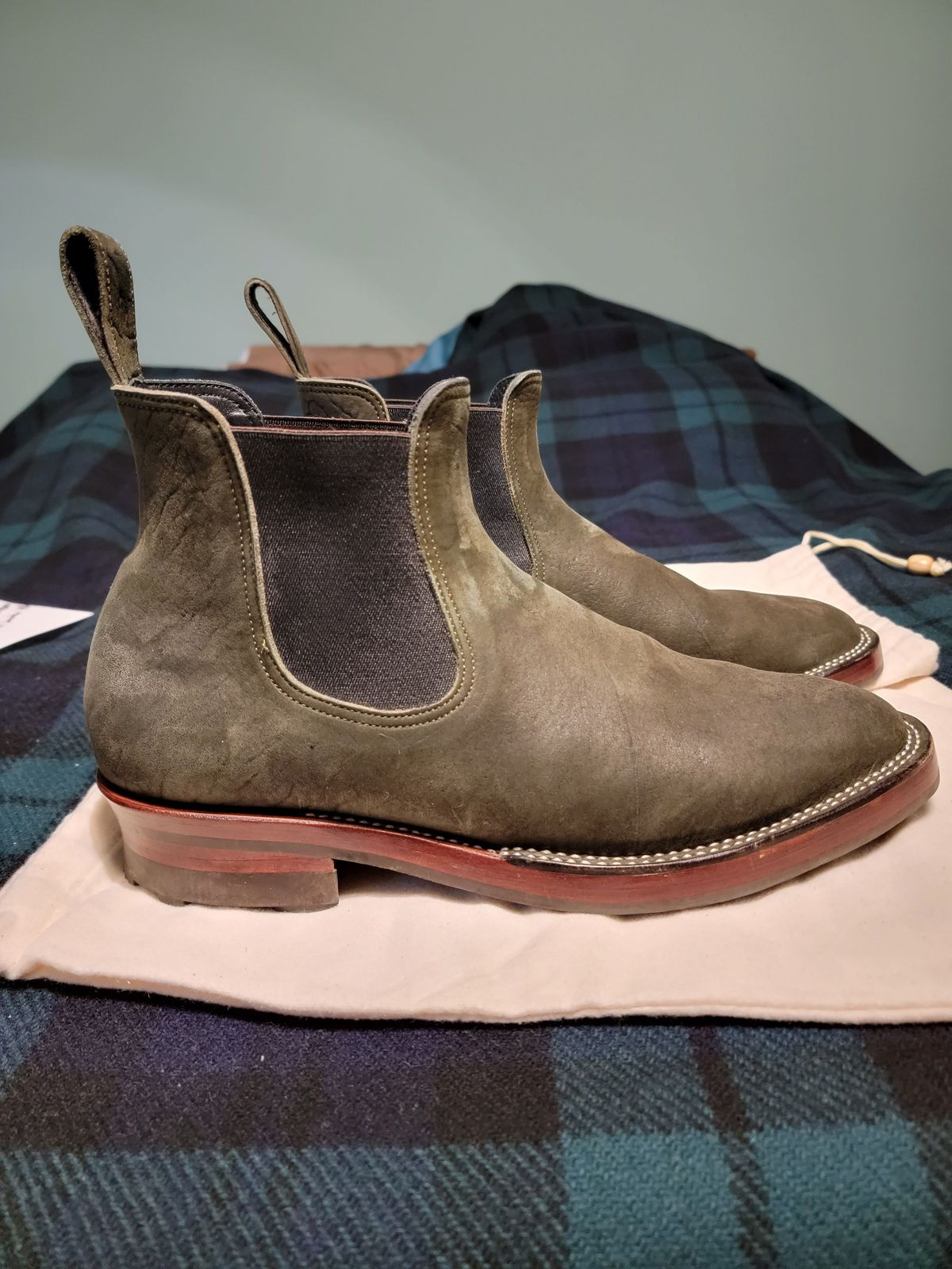 Photo by patinathunderdome on December 5, 2021 of the Benzein The Seventh Chelsea Boot in Shinki Olive Shrunken Horsebutt.