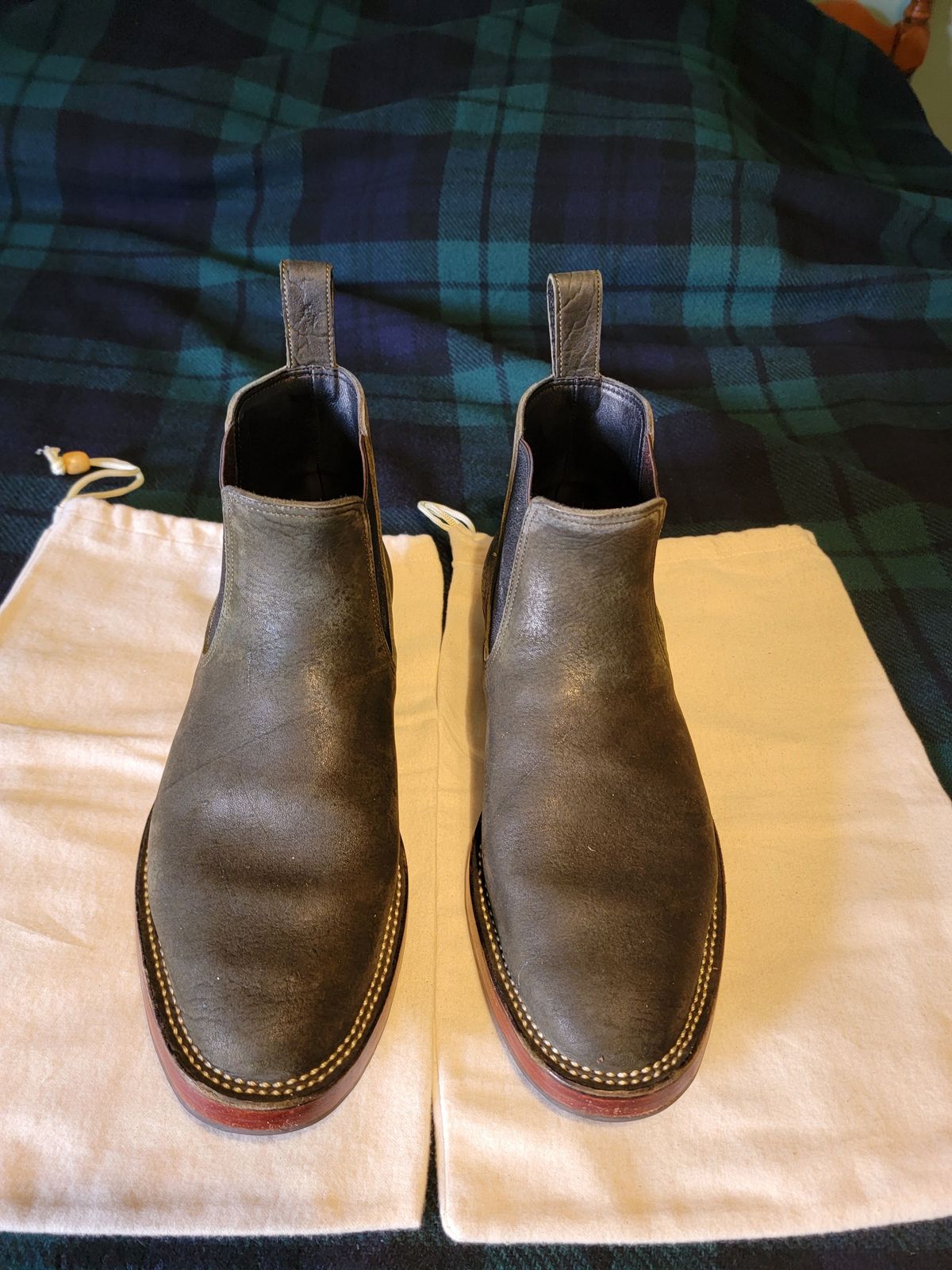Photo by patinathunderdome on January 5, 2022 of the Benzein The Seventh Chelsea Boot in Shinki Olive Shrunken Horsebutt.