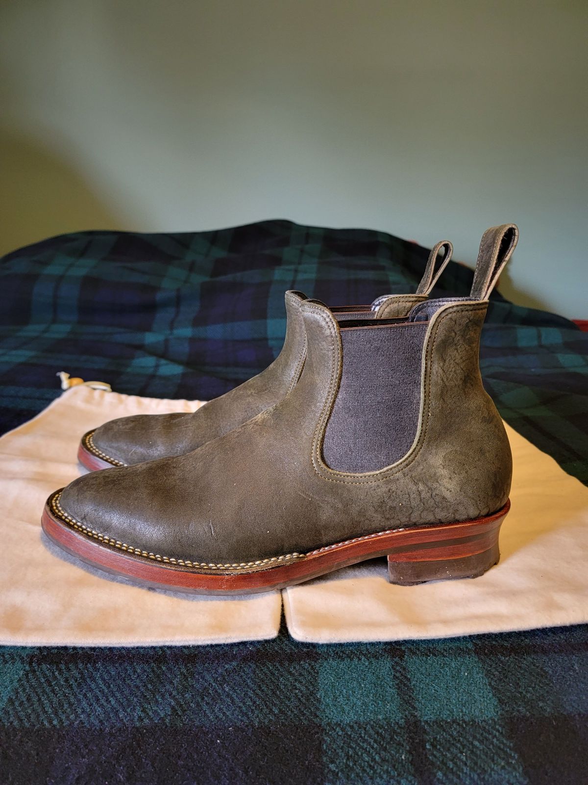 Photo by patinathunderdome on January 5, 2022 of the Benzein The Seventh Chelsea Boot in Shinki Olive Shrunken Horsebutt.