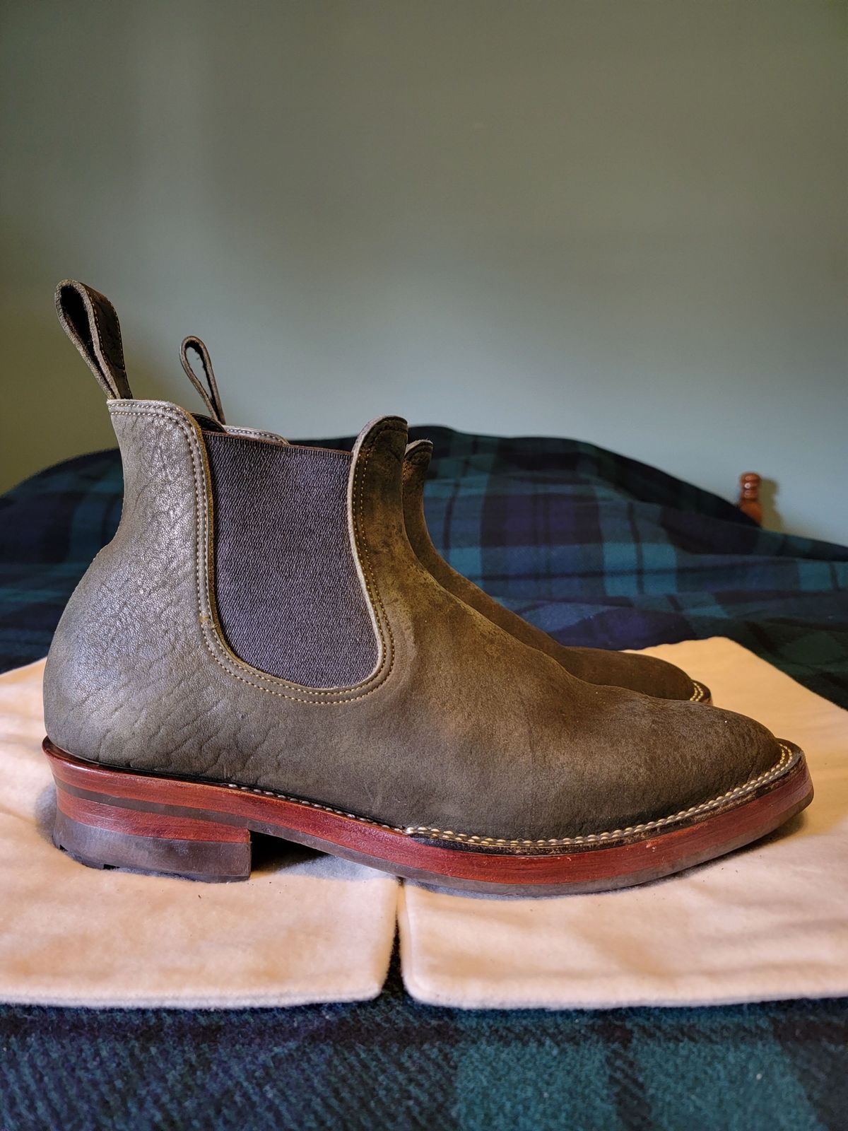 Photo by patinathunderdome on January 5, 2022 of the Benzein The Seventh Chelsea Boot in Shinki Olive Shrunken Horsebutt.