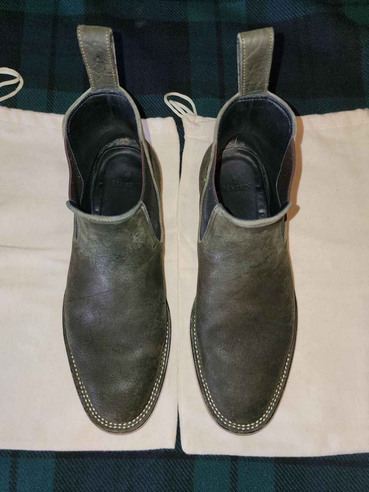 Photo by patinathunderdome on January 5, 2022 of the Benzein The Seventh Chelsea Boot in Shinki Olive Shrunken Horsebutt.