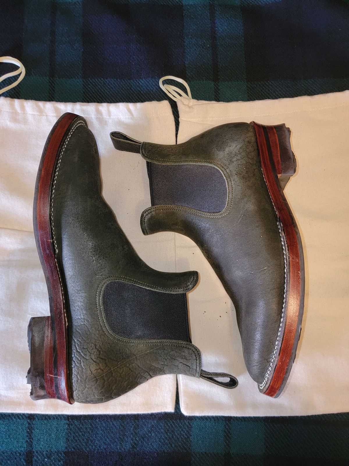 Photo by patinathunderdome on January 5, 2022 of the Benzein The Seventh Chelsea Boot in Shinki Olive Shrunken Horsebutt.