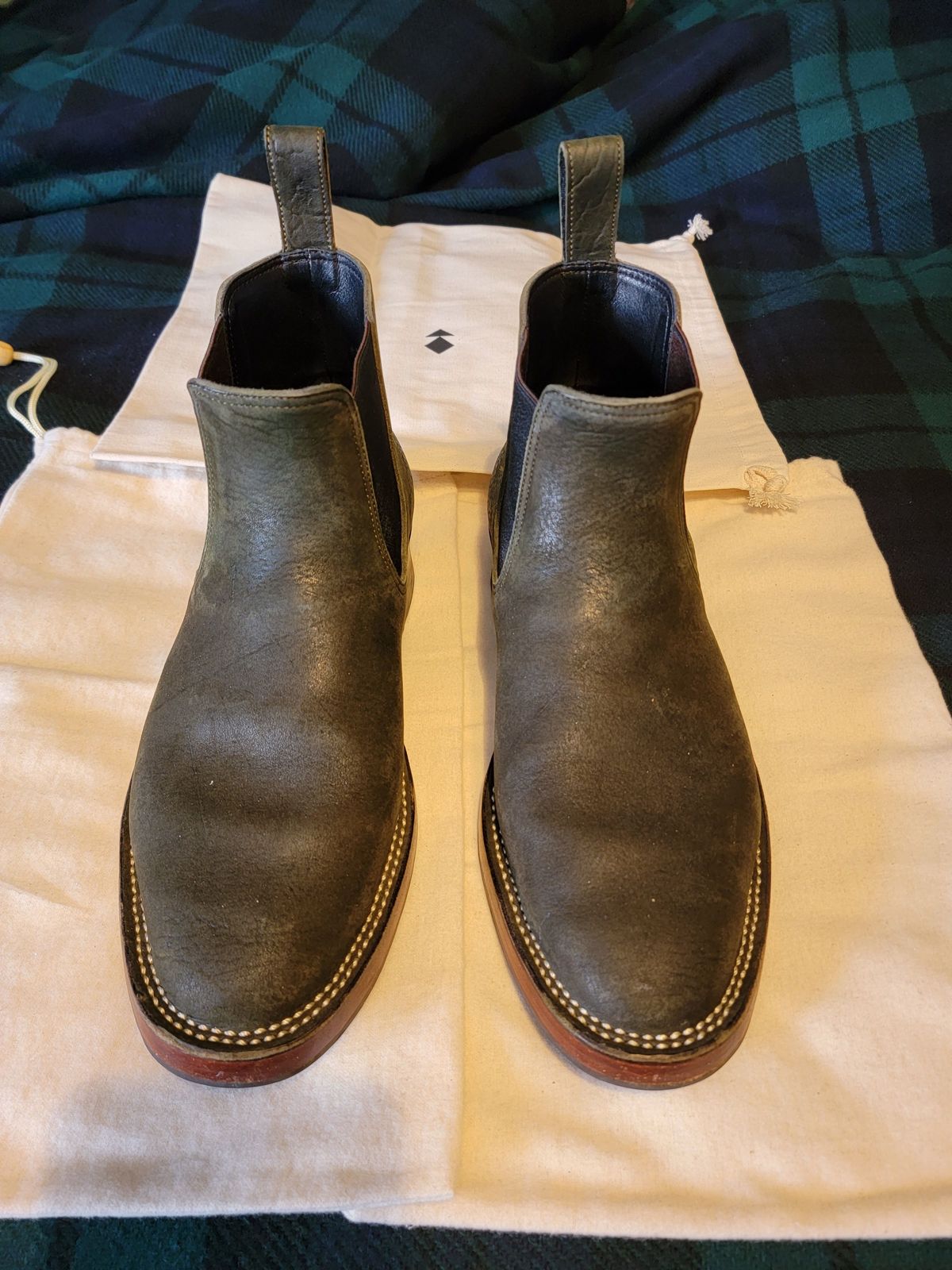 Photo by patinathunderdome on February 5, 2022 of the Benzein The Seventh Chelsea Boot in Shinki Olive Shrunken Horsebutt.