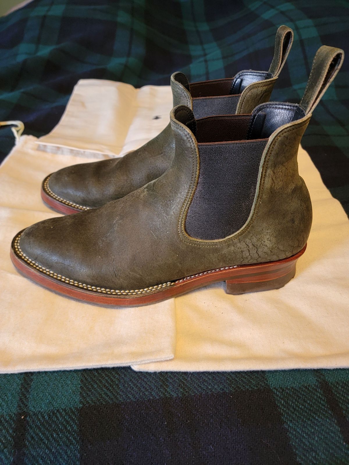 Photo by patinathunderdome on February 5, 2022 of the Benzein The Seventh Chelsea Boot in Shinki Olive Shrunken Horsebutt.