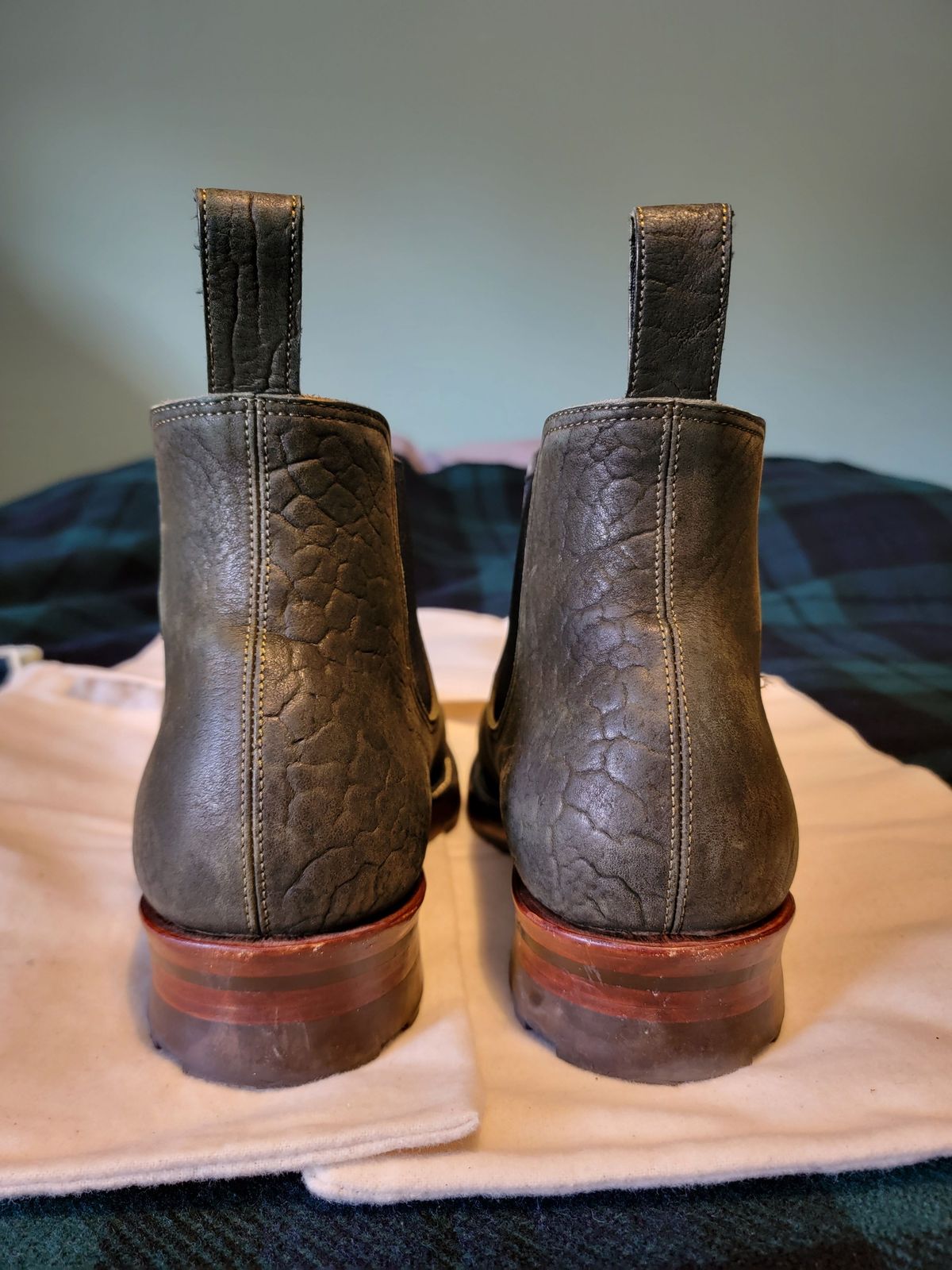 Photo by patinathunderdome on February 5, 2022 of the Benzein The Seventh Chelsea Boot in Shinki Olive Shrunken Horsebutt.