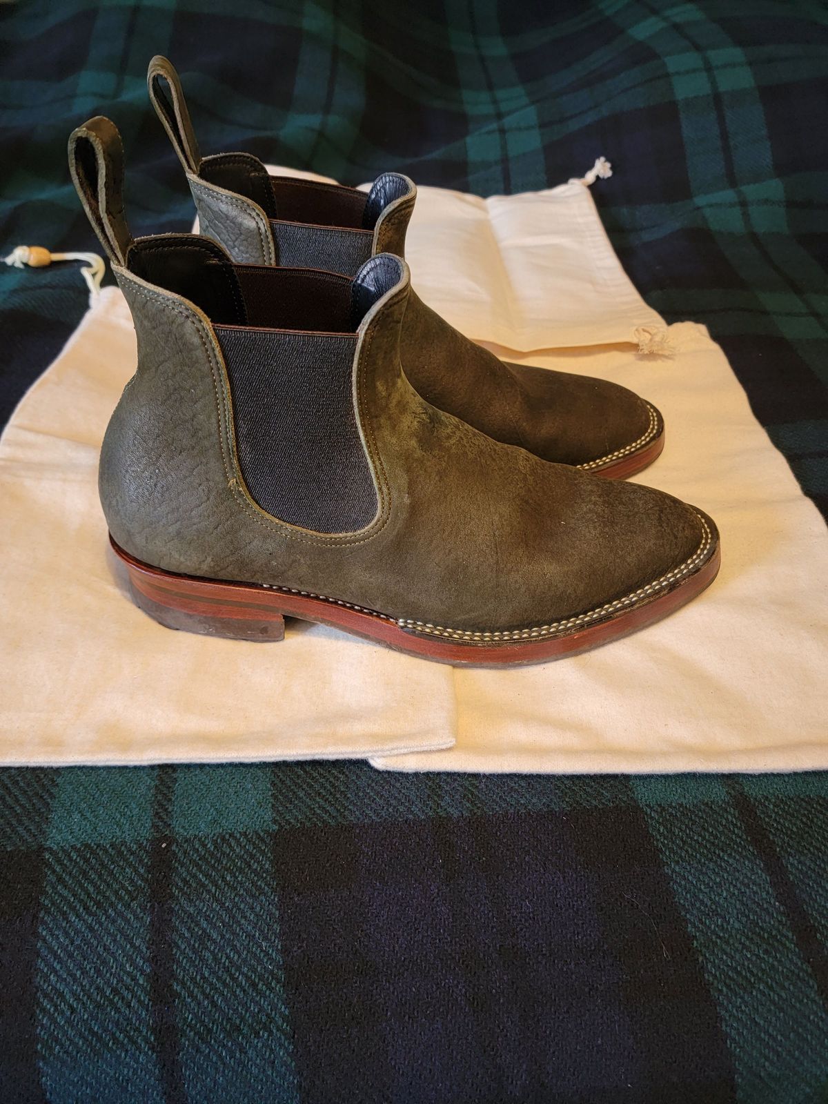 Photo by patinathunderdome on February 5, 2022 of the Benzein The Seventh Chelsea Boot in Shinki Olive Shrunken Horsebutt.