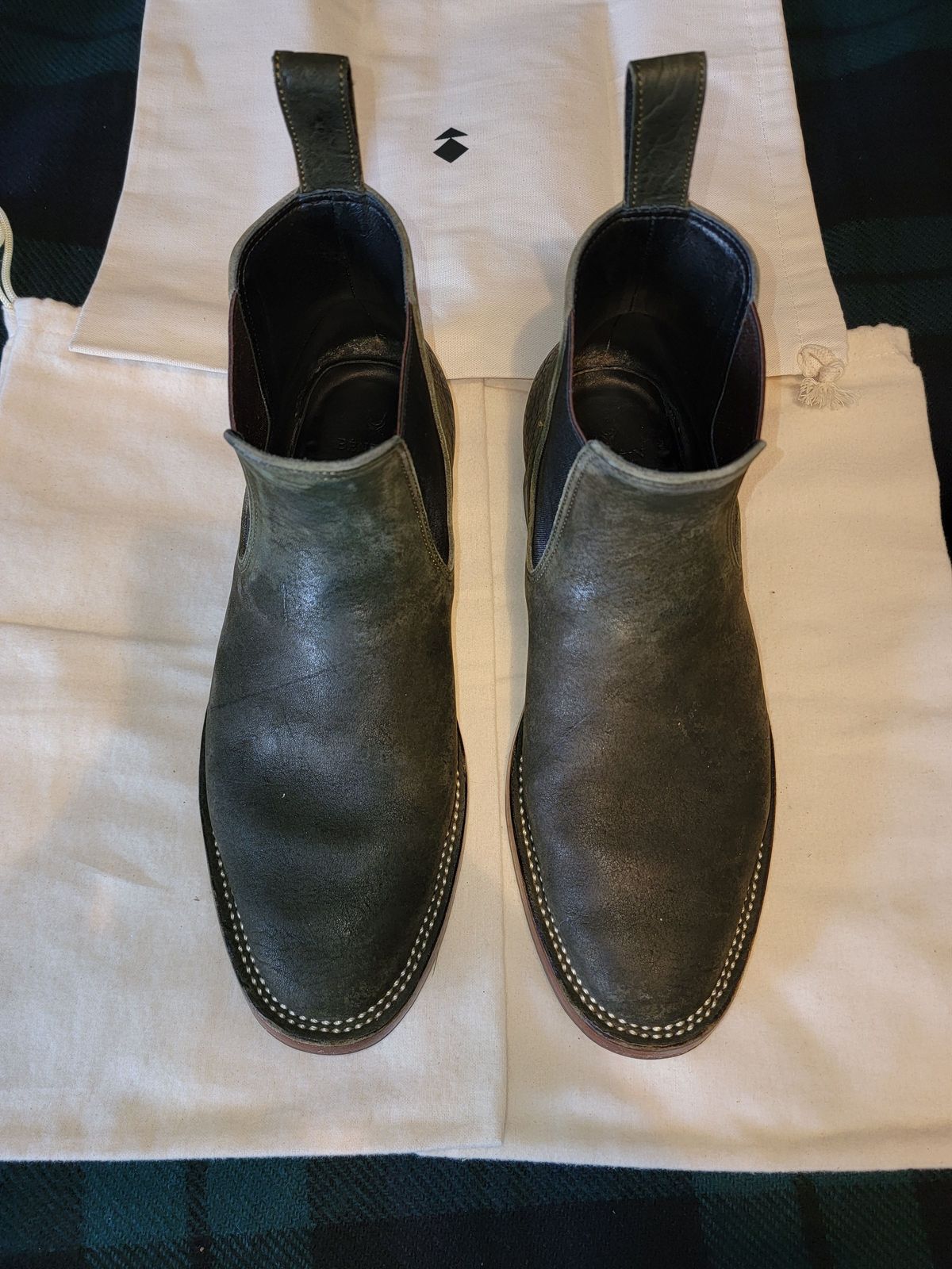 Photo by patinathunderdome on February 5, 2022 of the Benzein The Seventh Chelsea Boot in Shinki Olive Shrunken Horsebutt.