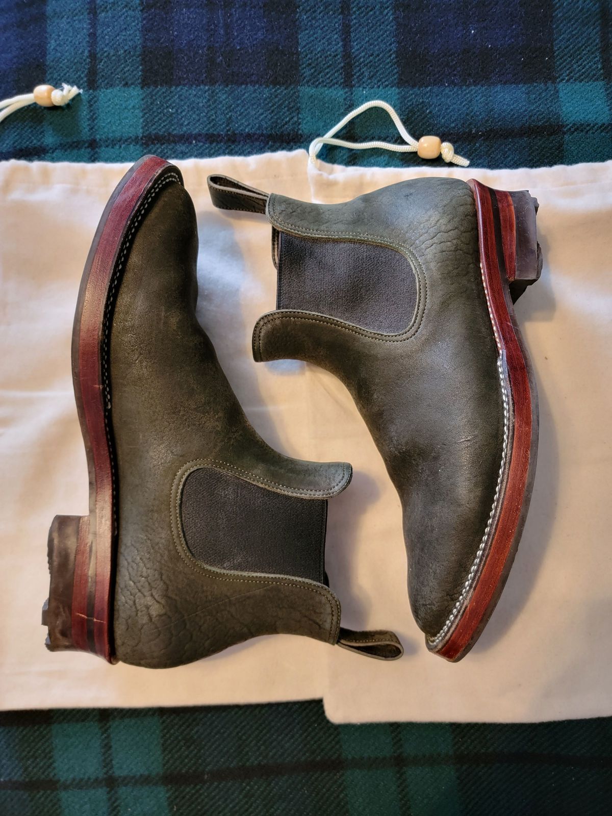 Photo by patinathunderdome on February 5, 2022 of the Benzein The Seventh Chelsea Boot in Shinki Olive Shrunken Horsebutt.