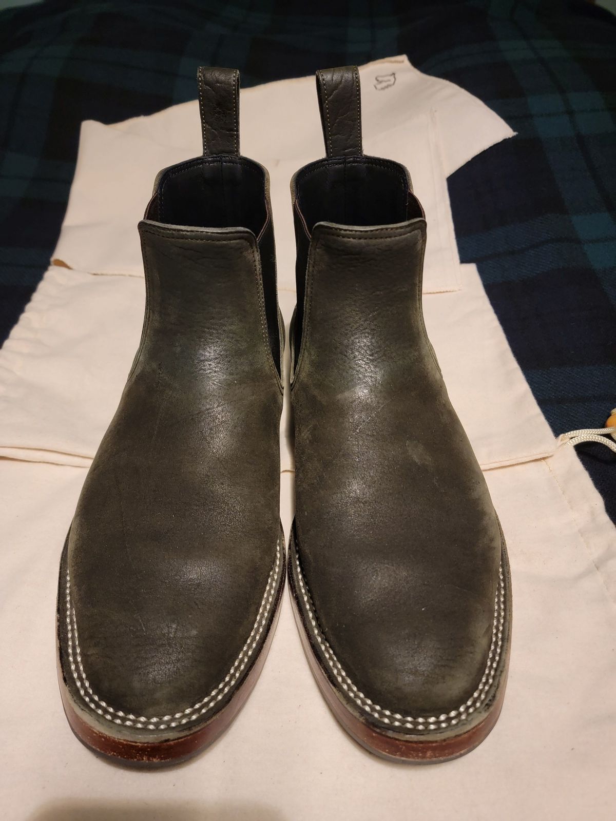 Photo by patinathunderdome on March 6, 2022 of the Benzein The Seventh Chelsea Boot in Shinki Olive Shrunken Horsebutt.