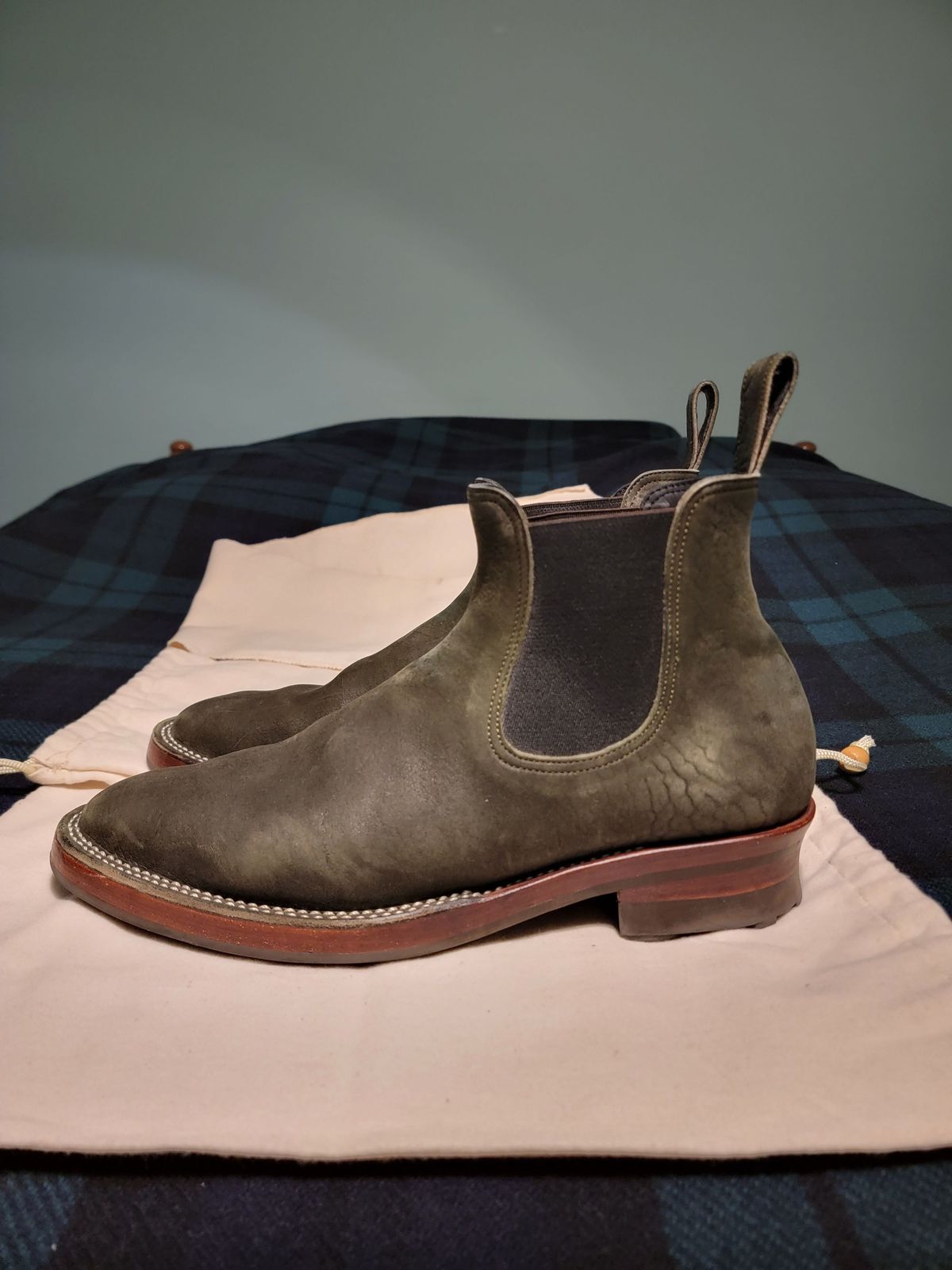 Photo by patinathunderdome on March 6, 2022 of the Benzein The Seventh Chelsea Boot in Shinki Olive Shrunken Horsebutt.