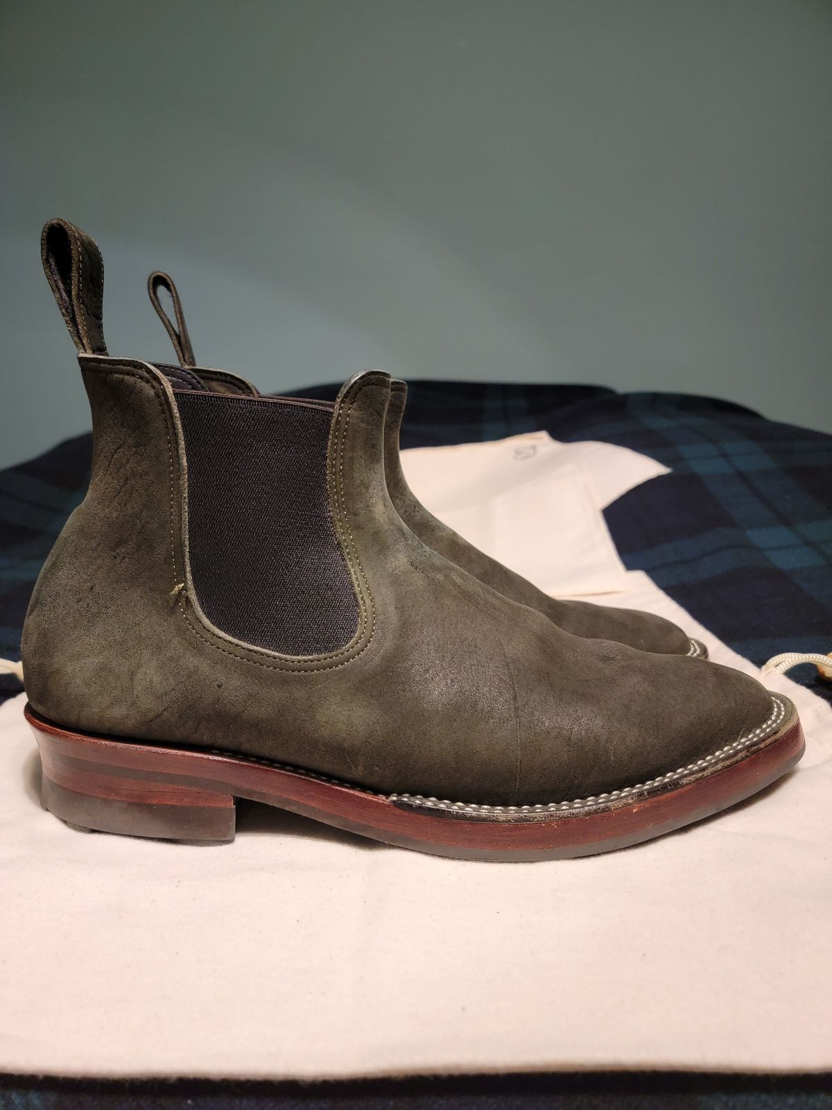 Photo by patinathunderdome on March 6, 2022 of the Benzein The Seventh Chelsea Boot in Shinki Olive Shrunken Horsebutt.