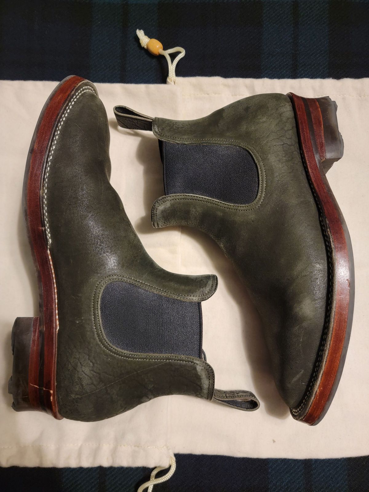 Photo by patinathunderdome on March 6, 2022 of the Benzein The Seventh Chelsea Boot in Shinki Olive Shrunken Horsebutt.