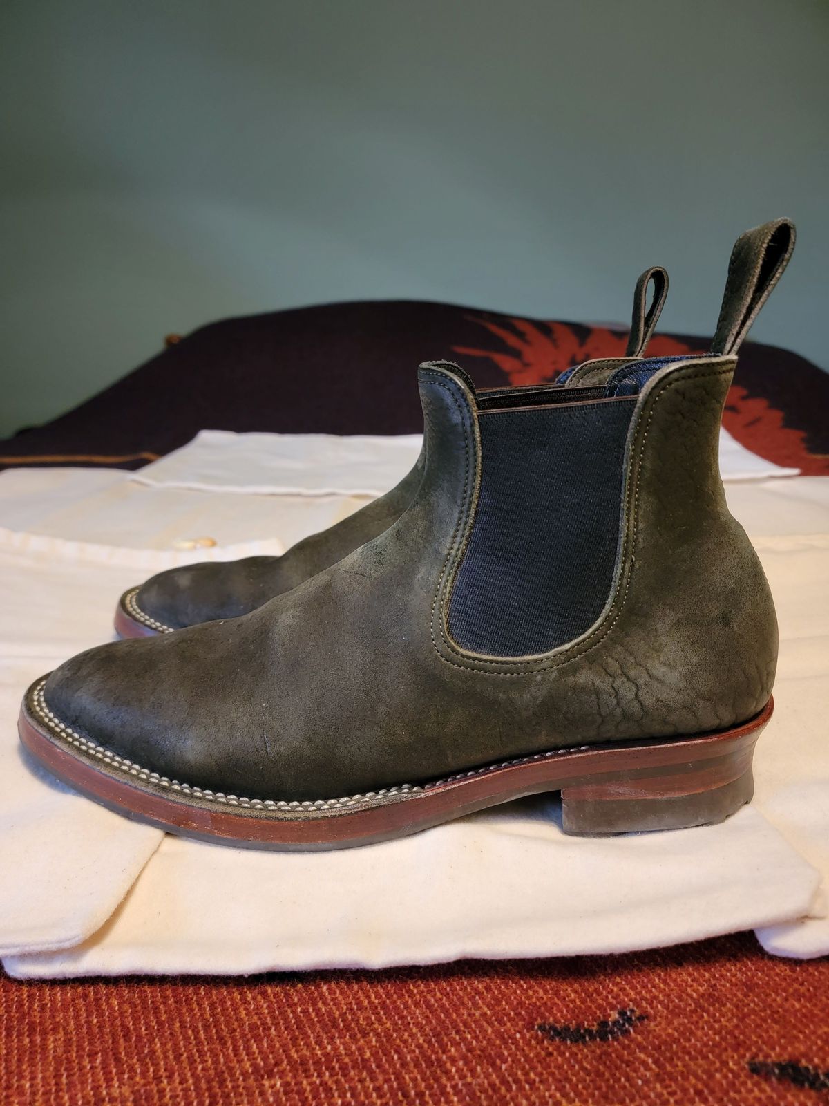 Photo by patinathunderdome on April 5, 2022 of the Benzein The Seventh Chelsea Boot in Shinki Olive Shrunken Horsebutt.