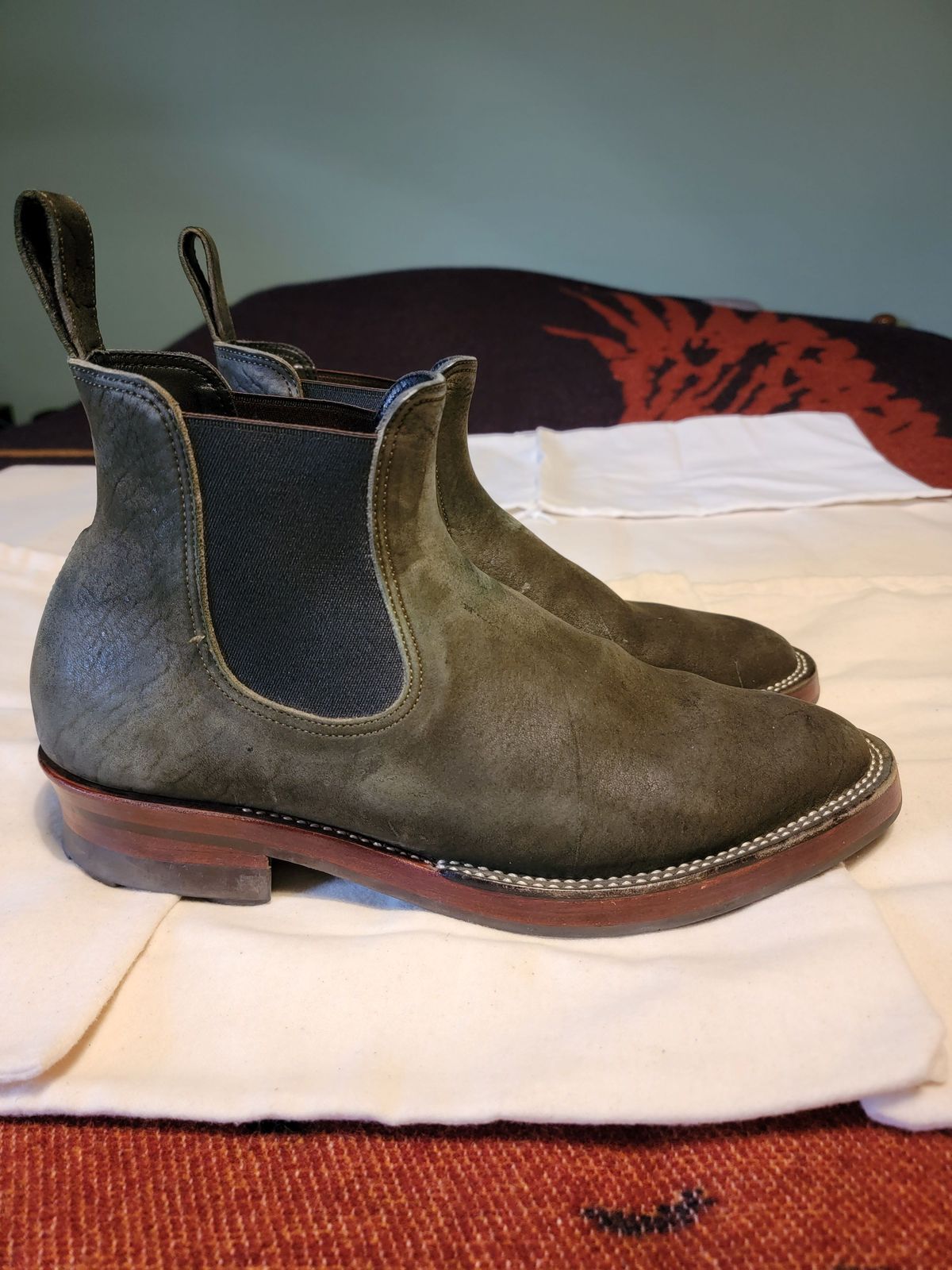 Photo by patinathunderdome on April 5, 2022 of the Benzein The Seventh Chelsea Boot in Shinki Olive Shrunken Horsebutt.