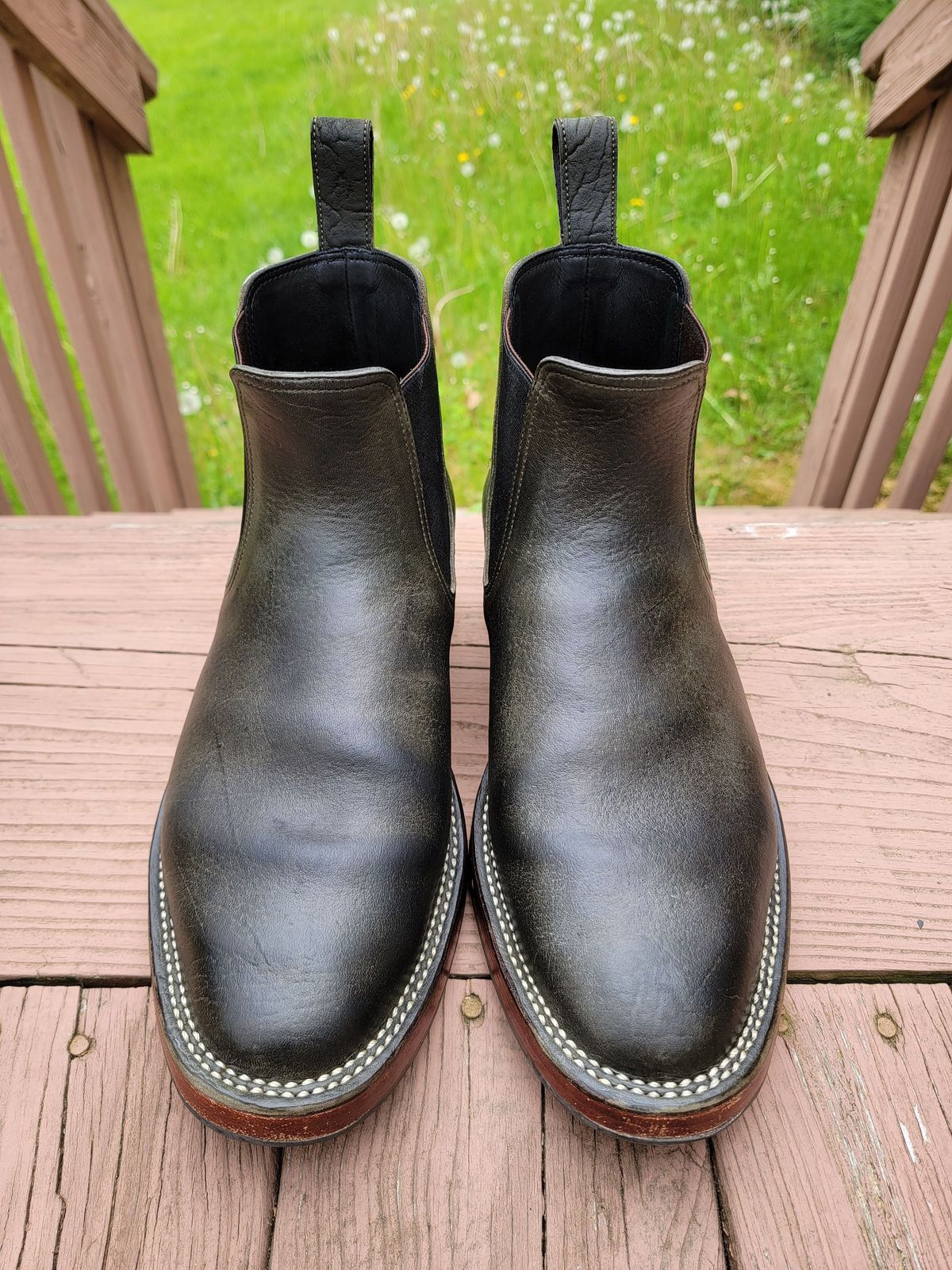 Photo by patinathunderdome on May 6, 2022 of the Benzein The Seventh Chelsea Boot in Shinki Olive Shrunken Horsebutt.