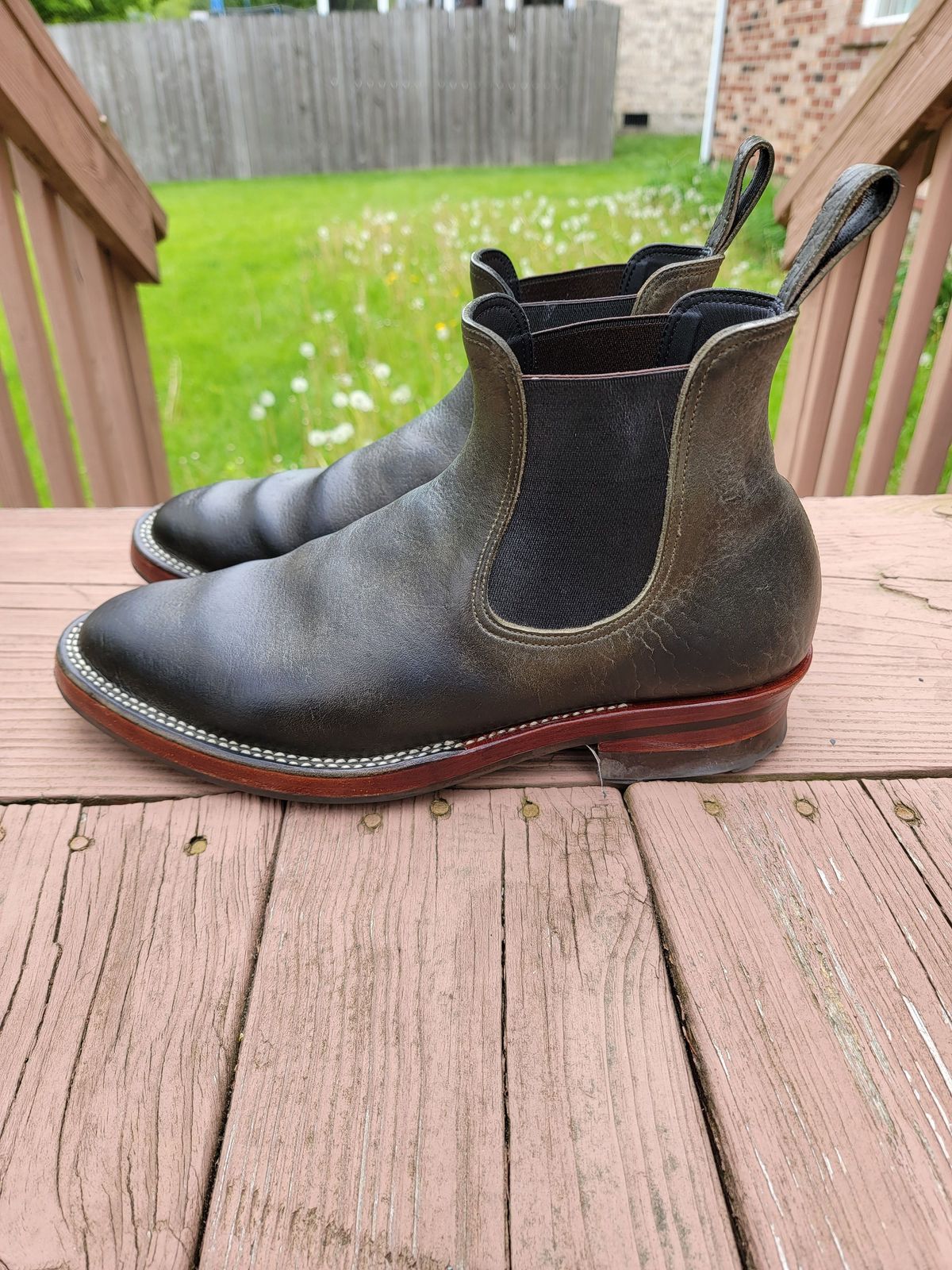 Photo by patinathunderdome on May 6, 2022 of the Benzein The Seventh Chelsea Boot in Shinki Olive Shrunken Horsebutt.