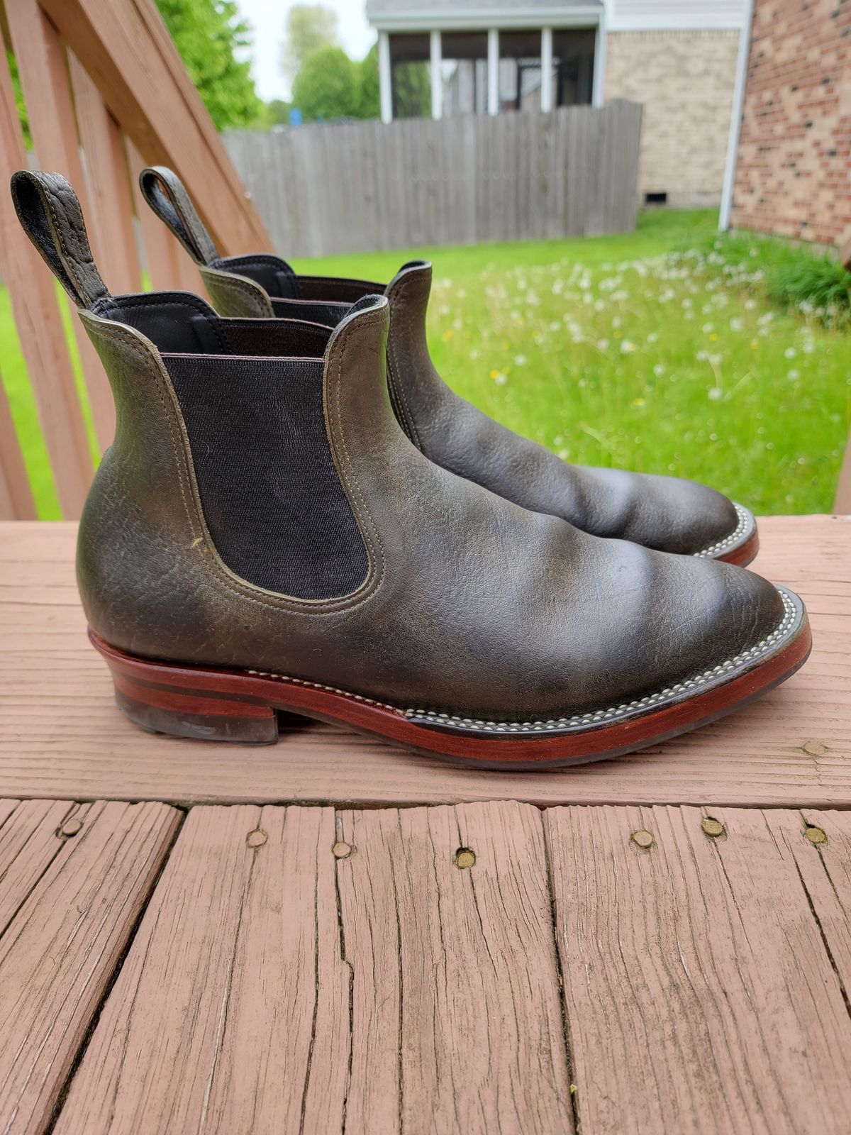 Photo by patinathunderdome on May 6, 2022 of the Benzein The Seventh Chelsea Boot in Shinki Olive Shrunken Horsebutt.