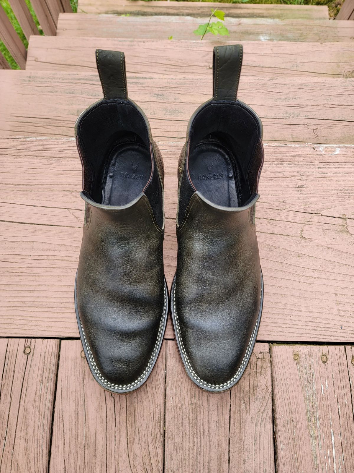 Photo by patinathunderdome on May 6, 2022 of the Benzein The Seventh Chelsea Boot in Shinki Olive Shrunken Horsebutt.