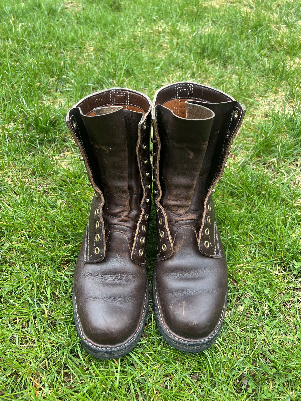 Photo by patinathunderdome on April 3, 2022 of the White's Bounty Hunter in Horween Brown Chromexcel Horsehide.