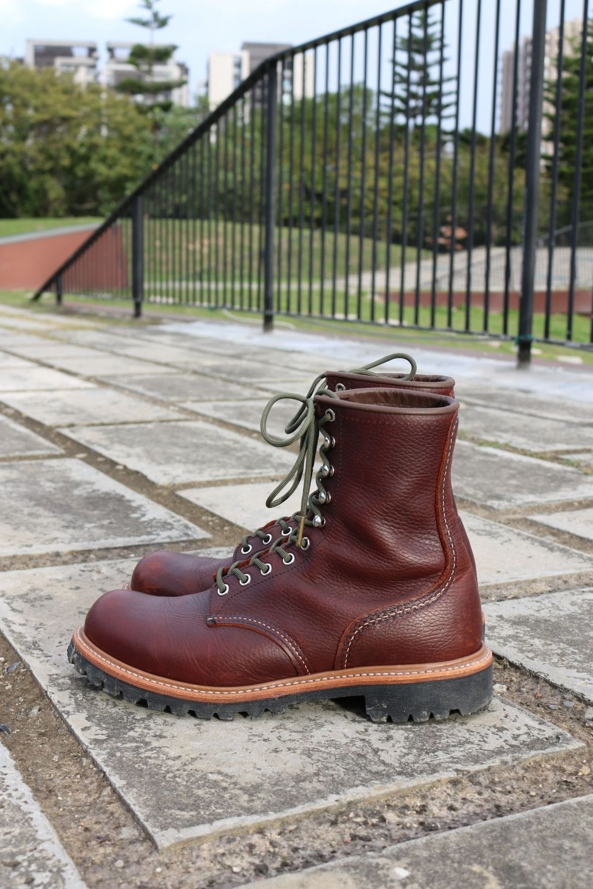Photo by patinathunderdome on December 5, 2021 of the Red Wing Logger in S.B. Foot Briar Oil Slick.