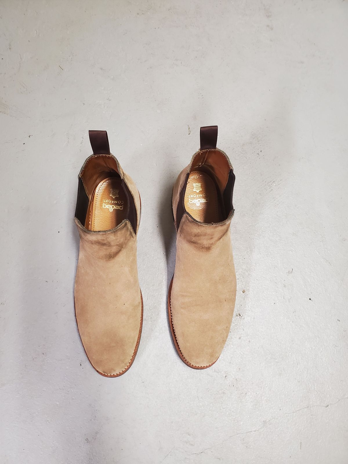 Photo by patinathunderdome on December 6, 2021 of the Grant Stone Chelsea Boot in C.F. Stead Tan Repello Calf Suede.