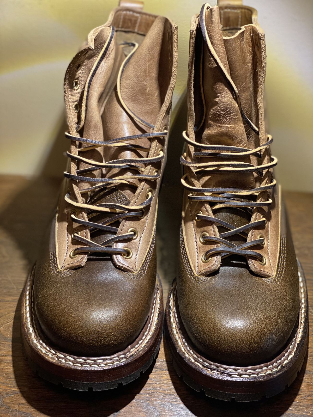 Photo by patinathunderdome on October 2, 2021 of the White's Logger in Horween Cinnamon Waxed Flesh.