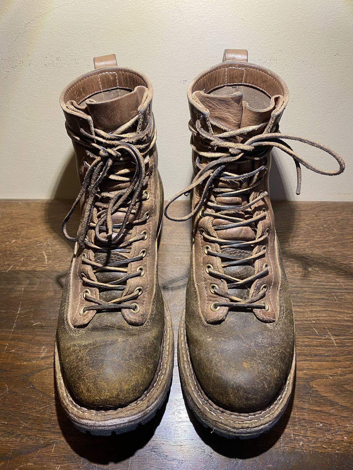Photo by patinathunderdome on January 1, 2022 of the White's Logger in Horween Cinnamon Waxed Flesh.