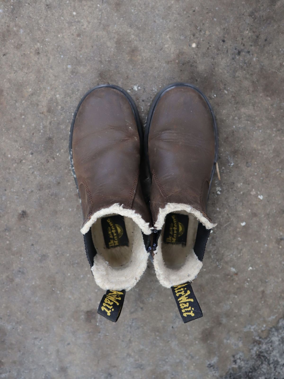 Photo by patinathunderdome on November 3, 2021 of the Dr. Martens Junior 2976 Faux Fur Lined Chelsea Boots in Dark Brown Republic Waterproof.