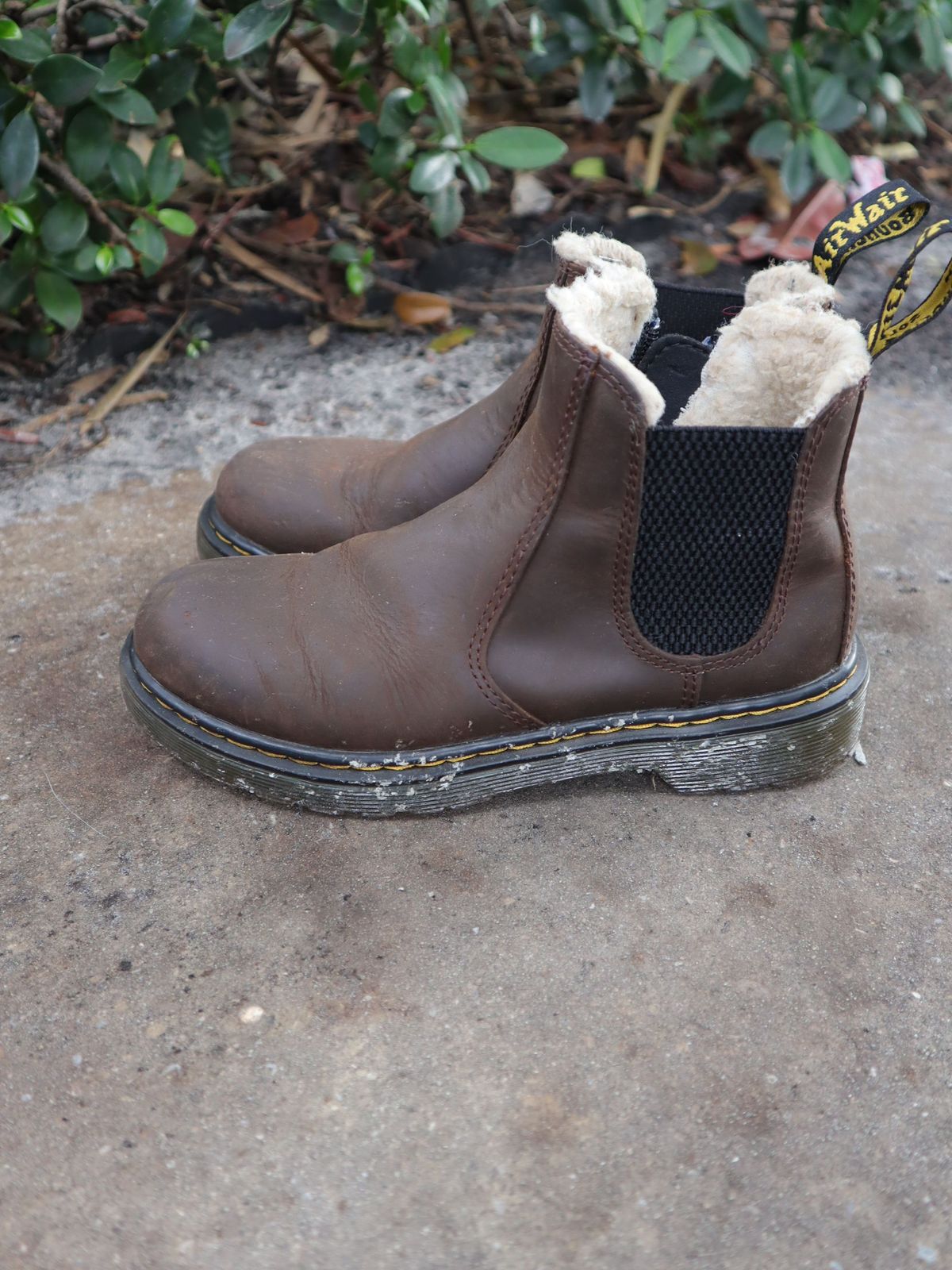 Photo by patinathunderdome on November 3, 2021 of the Dr. Martens Junior 2976 Faux Fur Lined Chelsea Boots in Dark Brown Republic Waterproof.