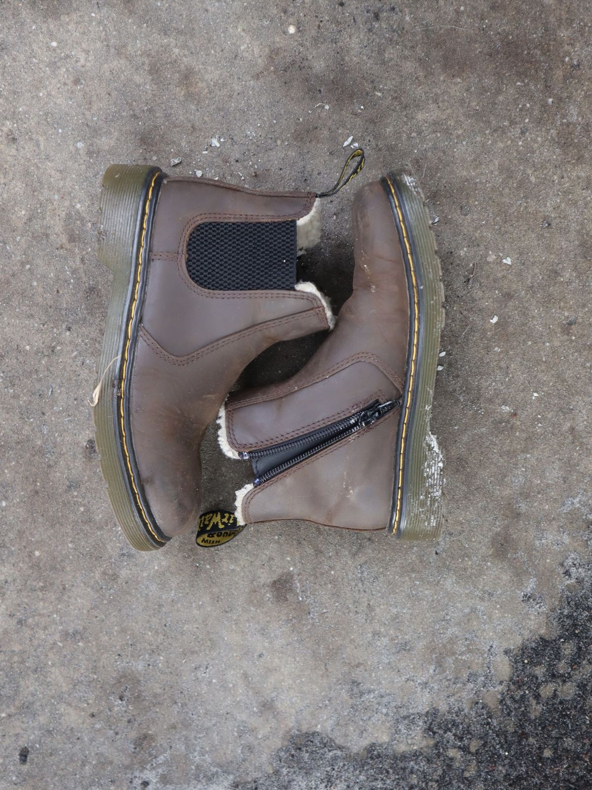 Photo by patinathunderdome on November 3, 2021 of the Dr. Martens Junior 2976 Faux Fur Lined Chelsea Boots in Dark Brown Republic Waterproof.
