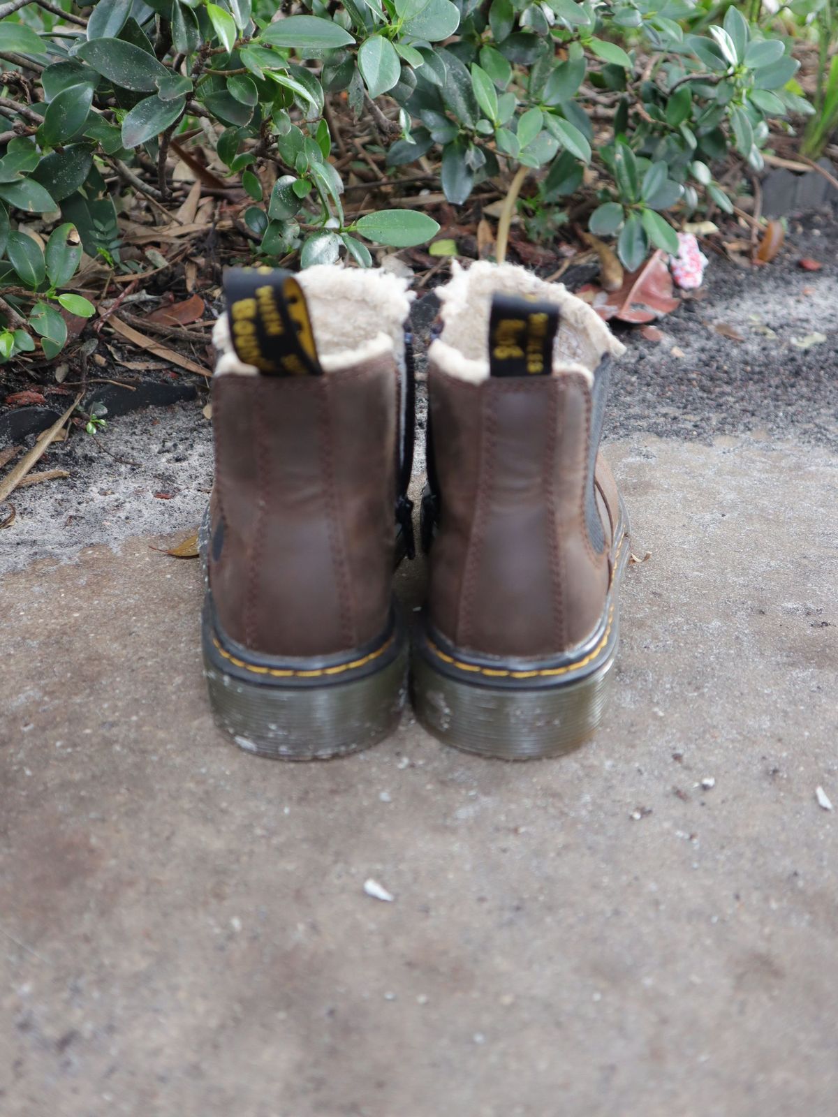Photo by patinathunderdome on November 3, 2021 of the Dr. Martens Junior 2976 Faux Fur Lined Chelsea Boots in Dark Brown Republic Waterproof.