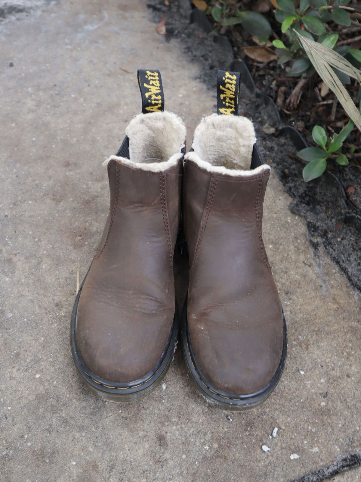 Photo by patinathunderdome on November 3, 2021 of the Dr. Martens Junior 2976 Faux Fur Lined Chelsea Boots in Dark Brown Republic Waterproof.